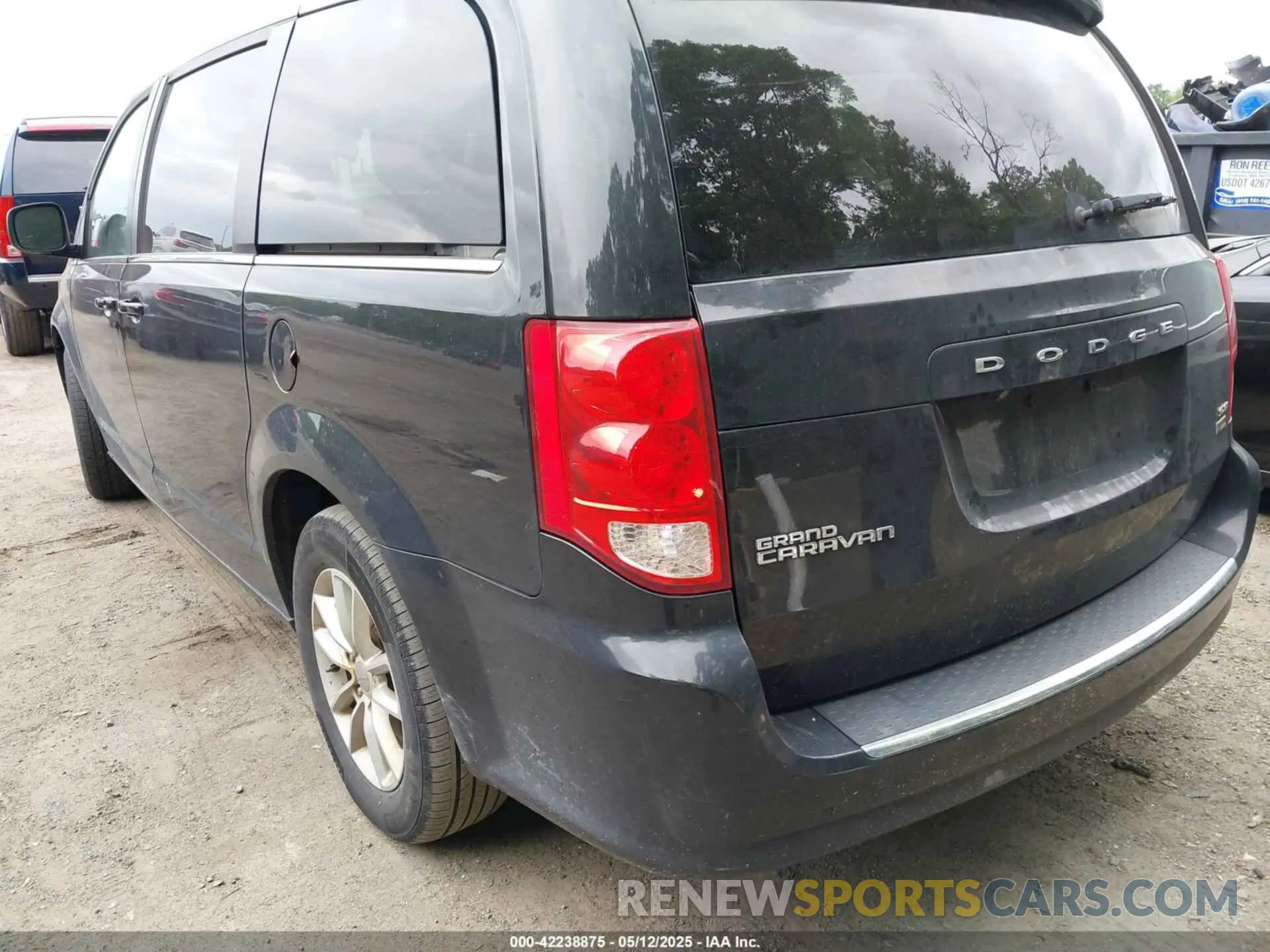 6 Photograph of a damaged car 2C4RDGCG7KR752851 DODGE GRAND CARAVAN 2019