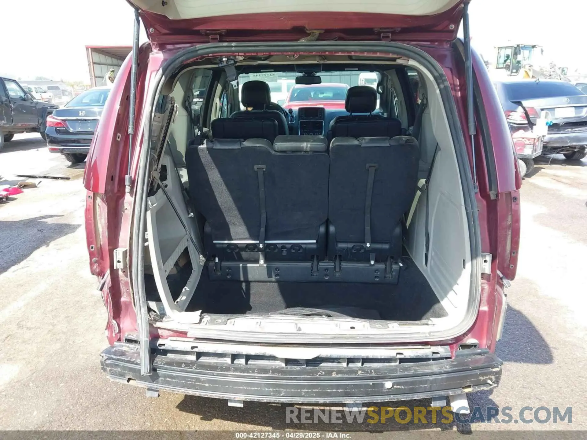 18 Photograph of a damaged car 2C4RDGCG7KR786787 DODGE GRAND CARAVAN 2019