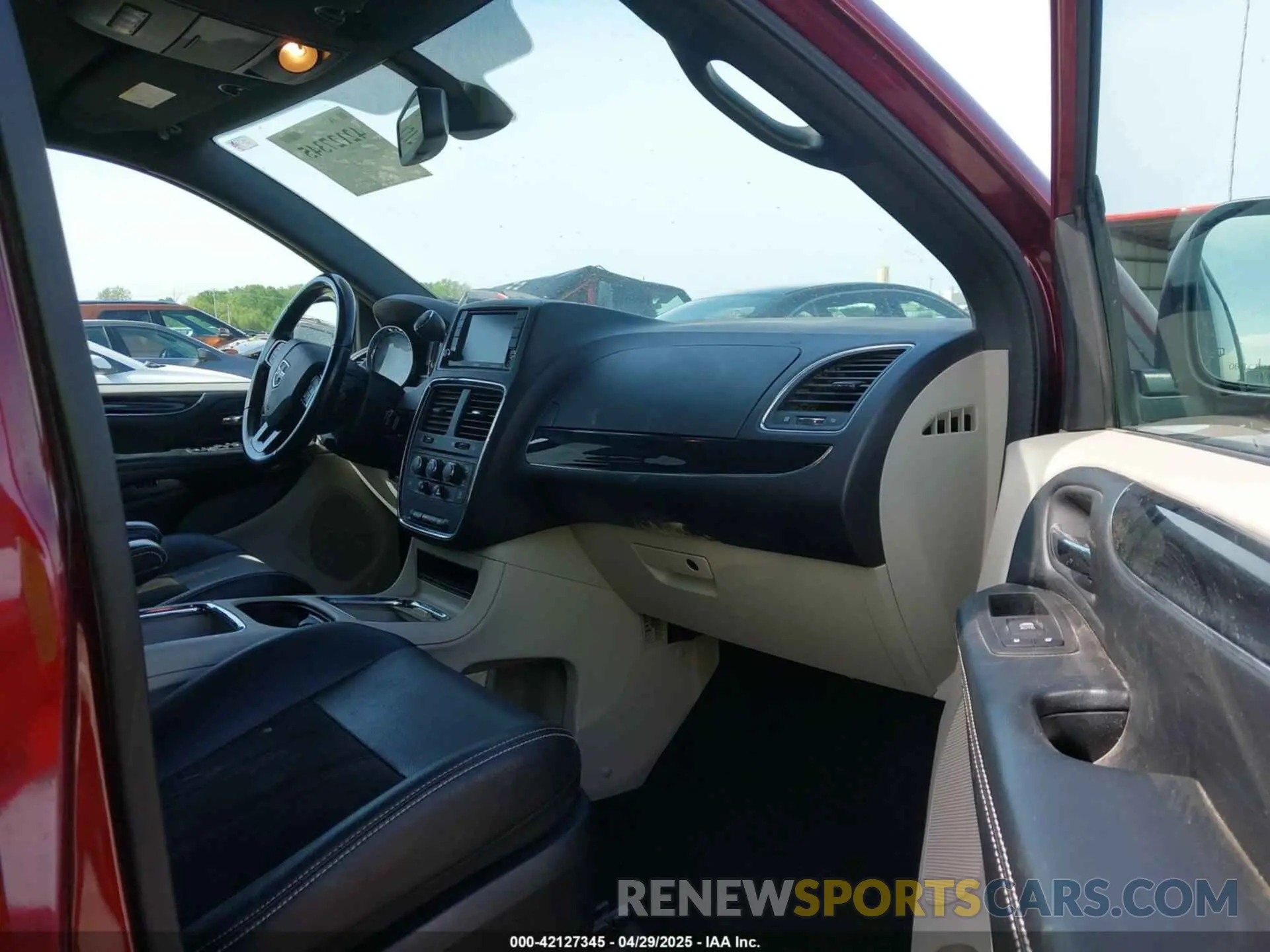 5 Photograph of a damaged car 2C4RDGCG7KR786787 DODGE GRAND CARAVAN 2019