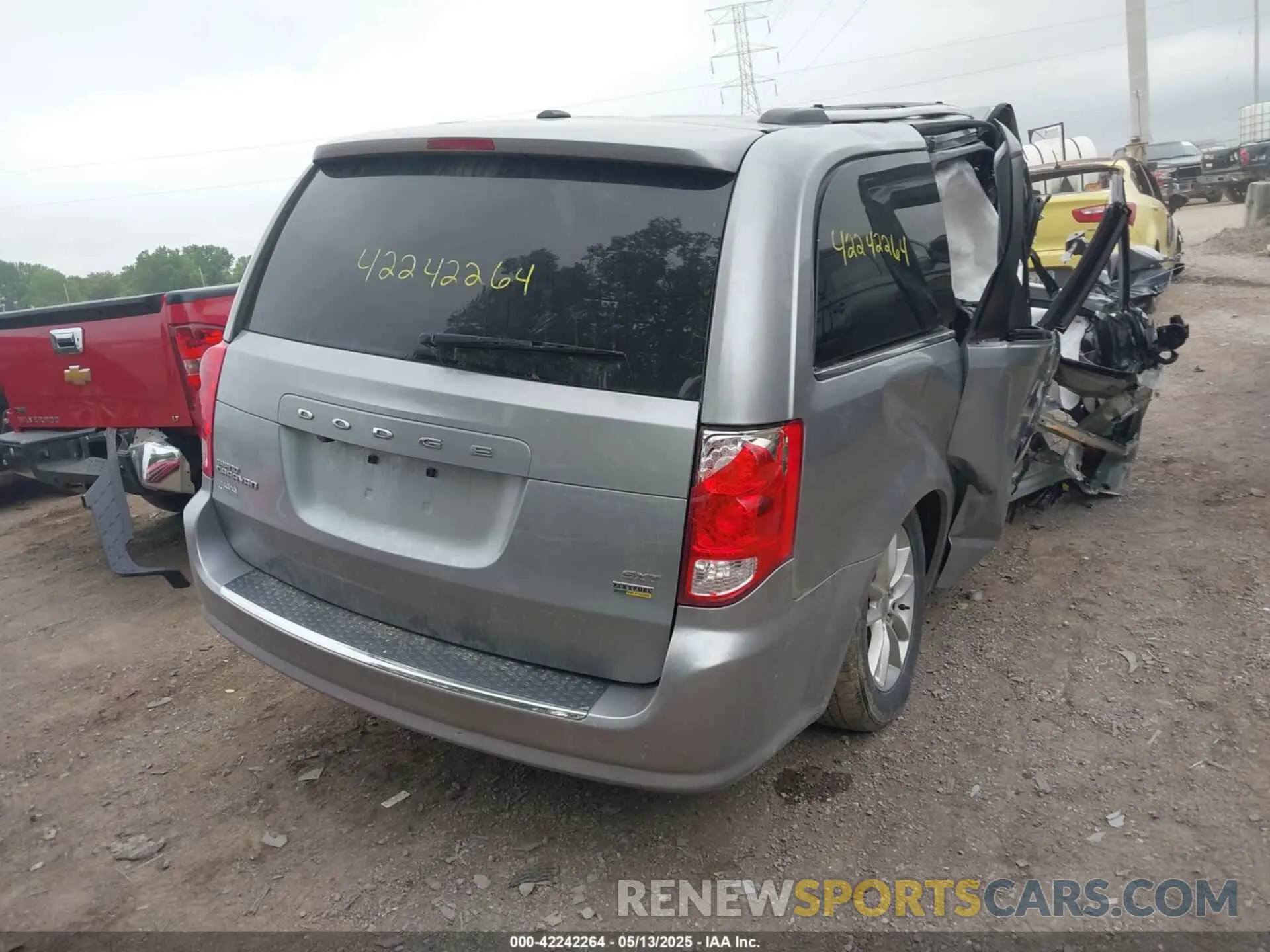 4 Photograph of a damaged car 2C4RDGCG8KR545305 DODGE GRAND CARAVAN 2019