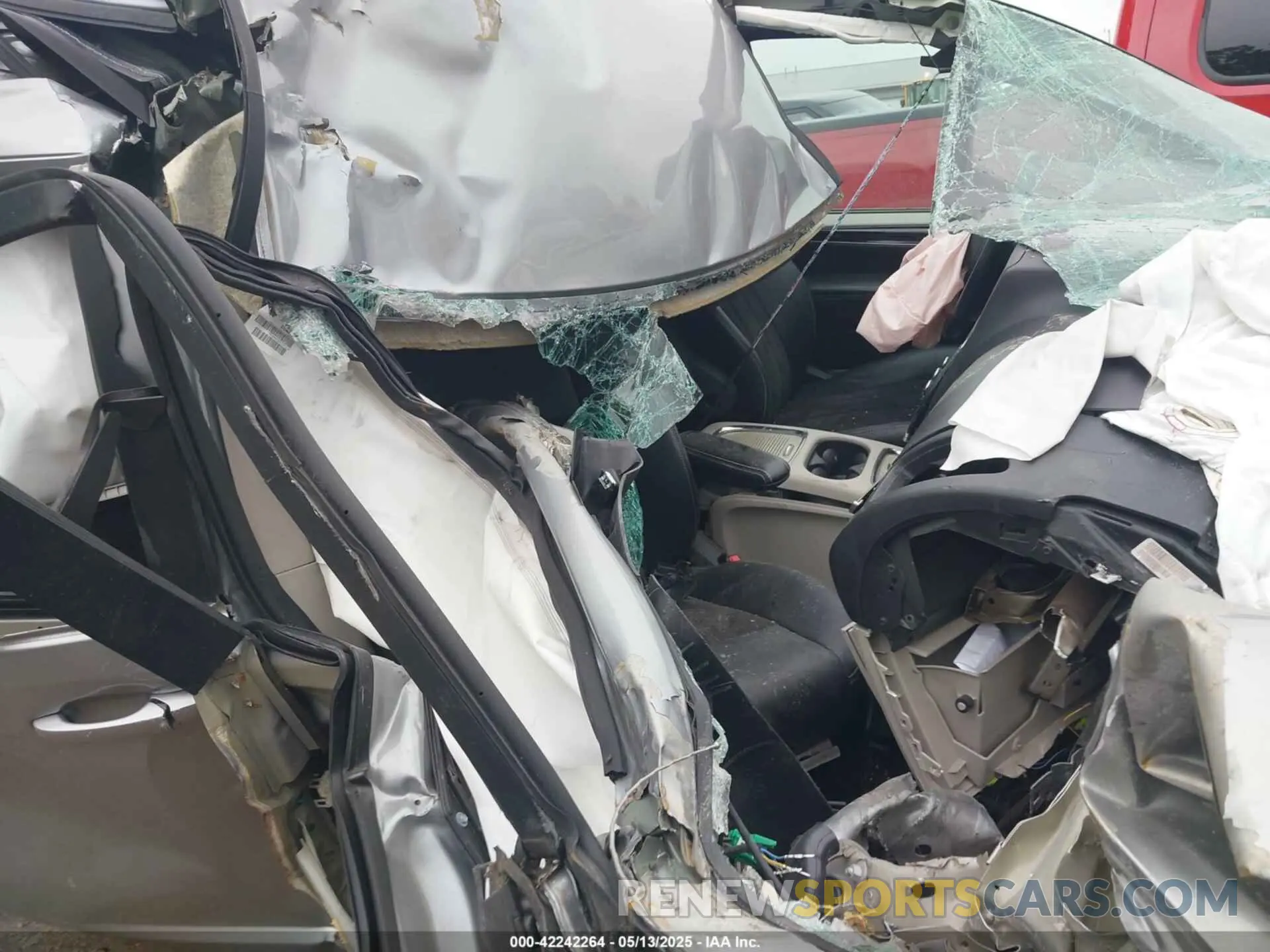 5 Photograph of a damaged car 2C4RDGCG8KR545305 DODGE GRAND CARAVAN 2019