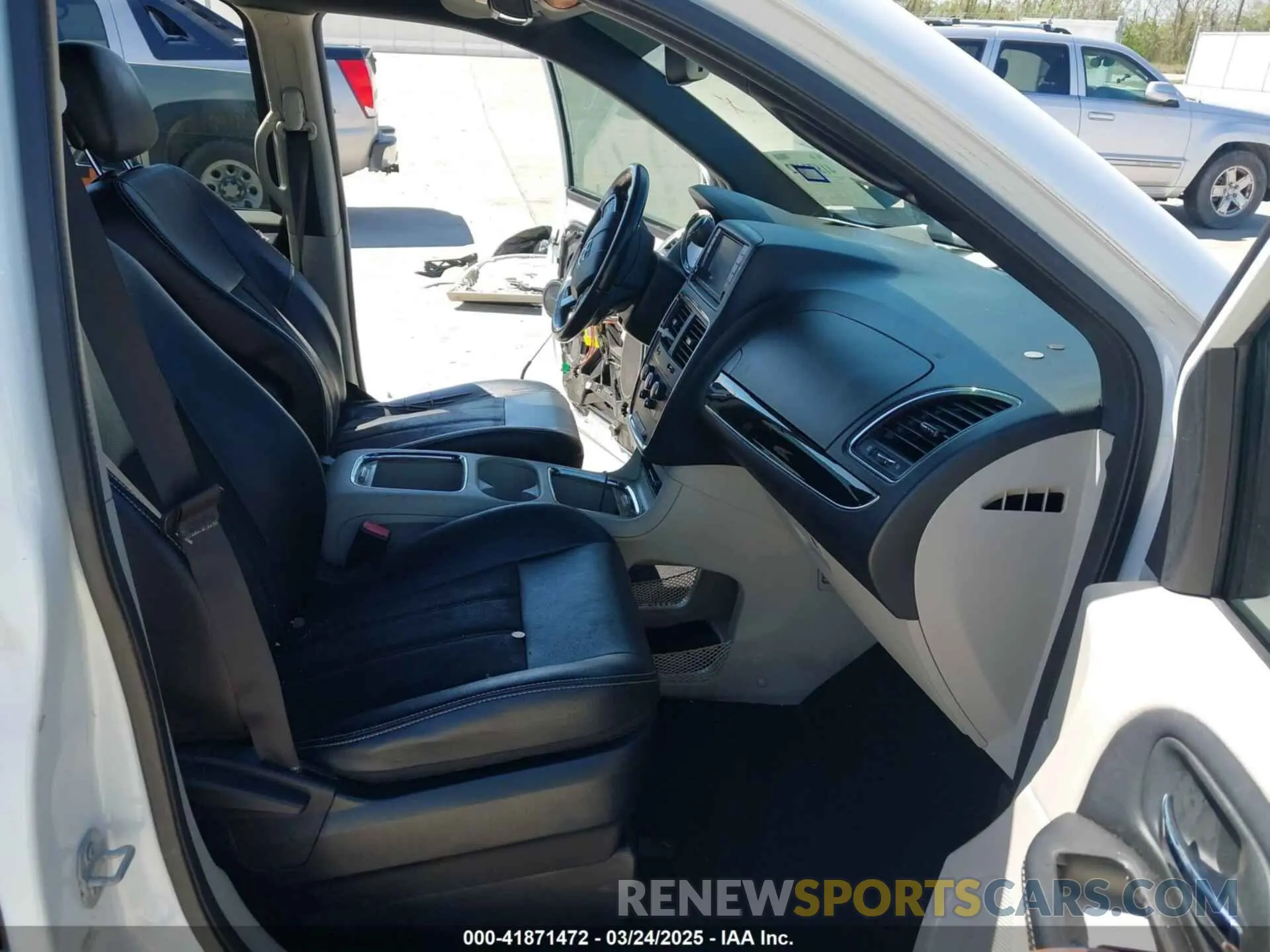 5 Photograph of a damaged car 2C4RDGCG8KR642293 DODGE GRAND CARAVAN 2019