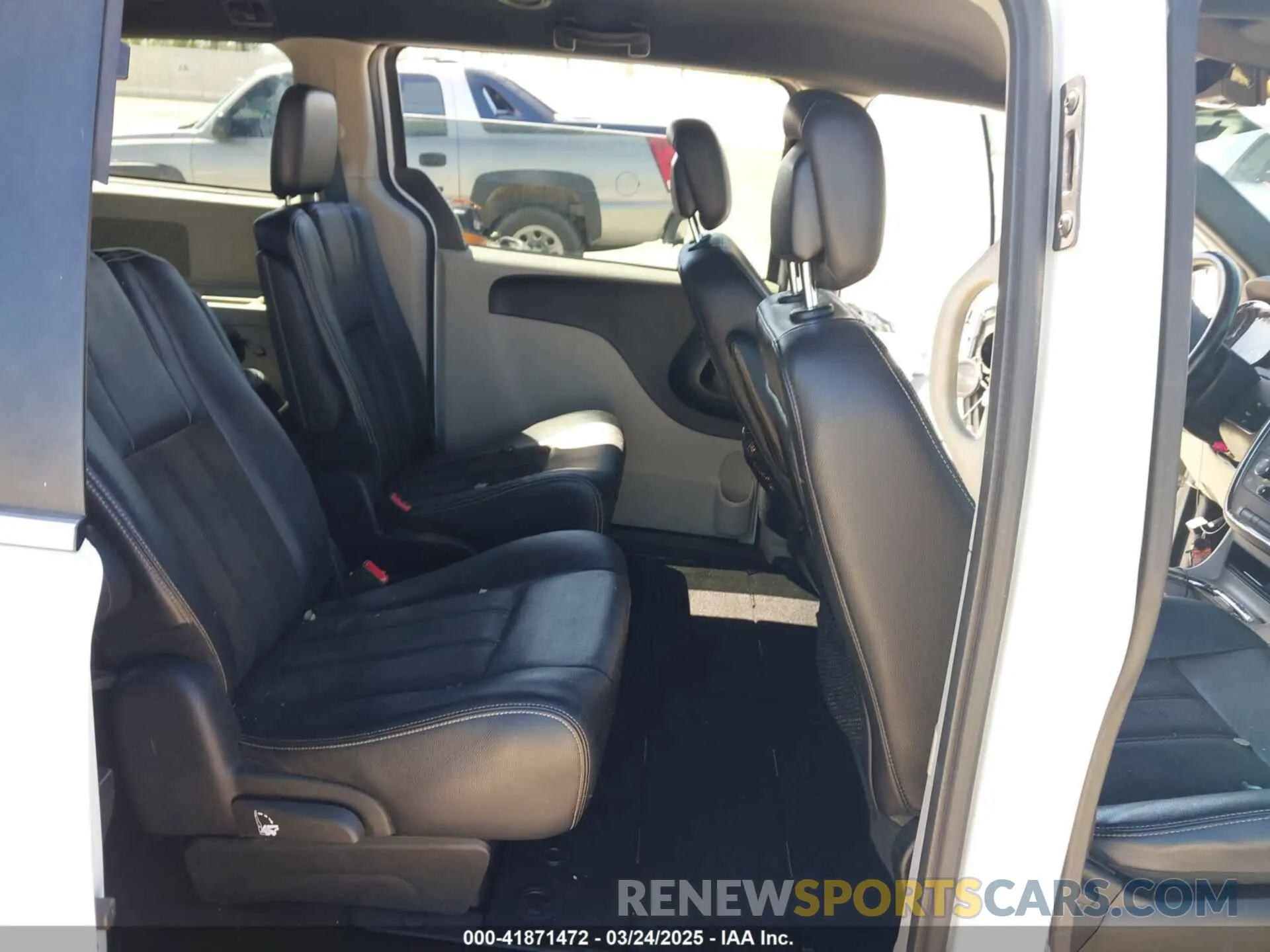 8 Photograph of a damaged car 2C4RDGCG8KR642293 DODGE GRAND CARAVAN 2019