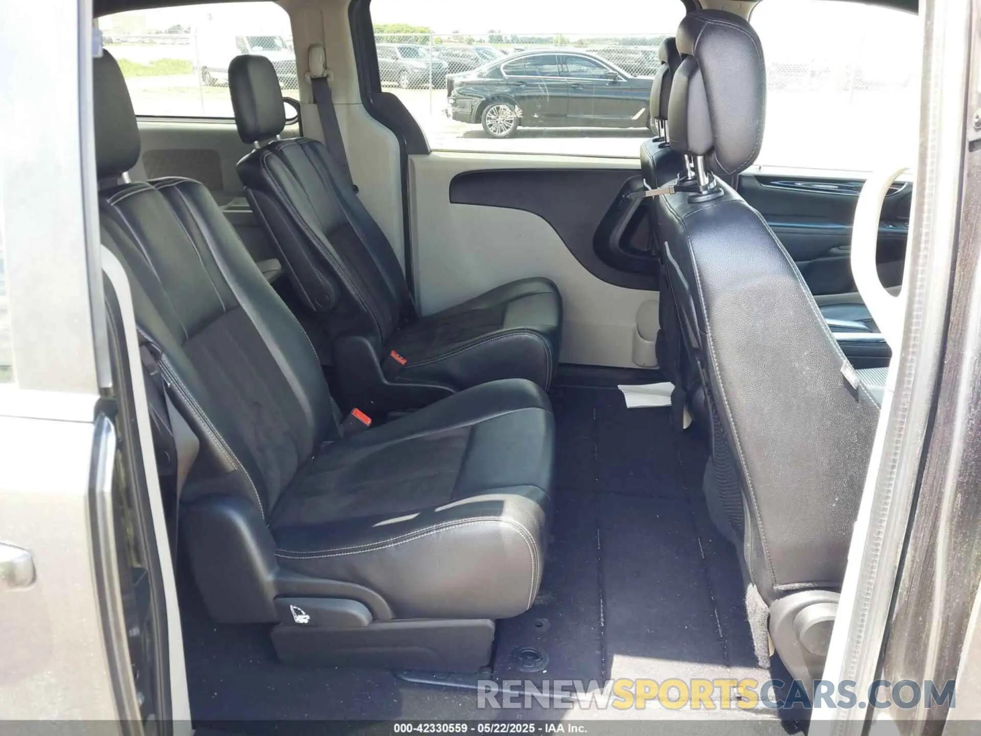 8 Photograph of a damaged car 2C4RDGCG8KR717896 DODGE GRAND CARAVAN 2019