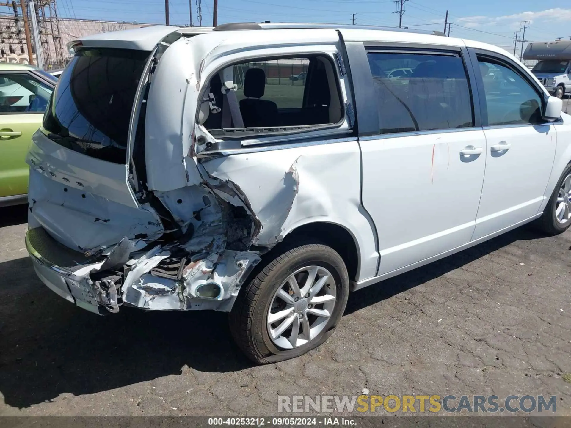 4 Photograph of a damaged car 2C4RDGCG8KR728977 DODGE GRAND CARAVAN 2019
