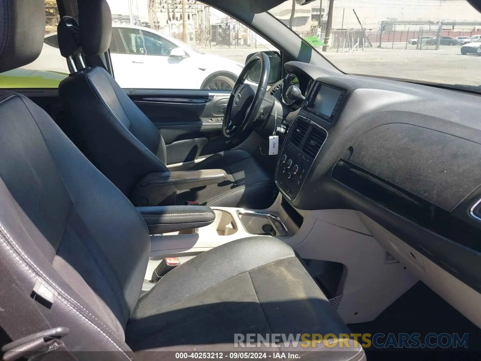 5 Photograph of a damaged car 2C4RDGCG8KR728977 DODGE GRAND CARAVAN 2019