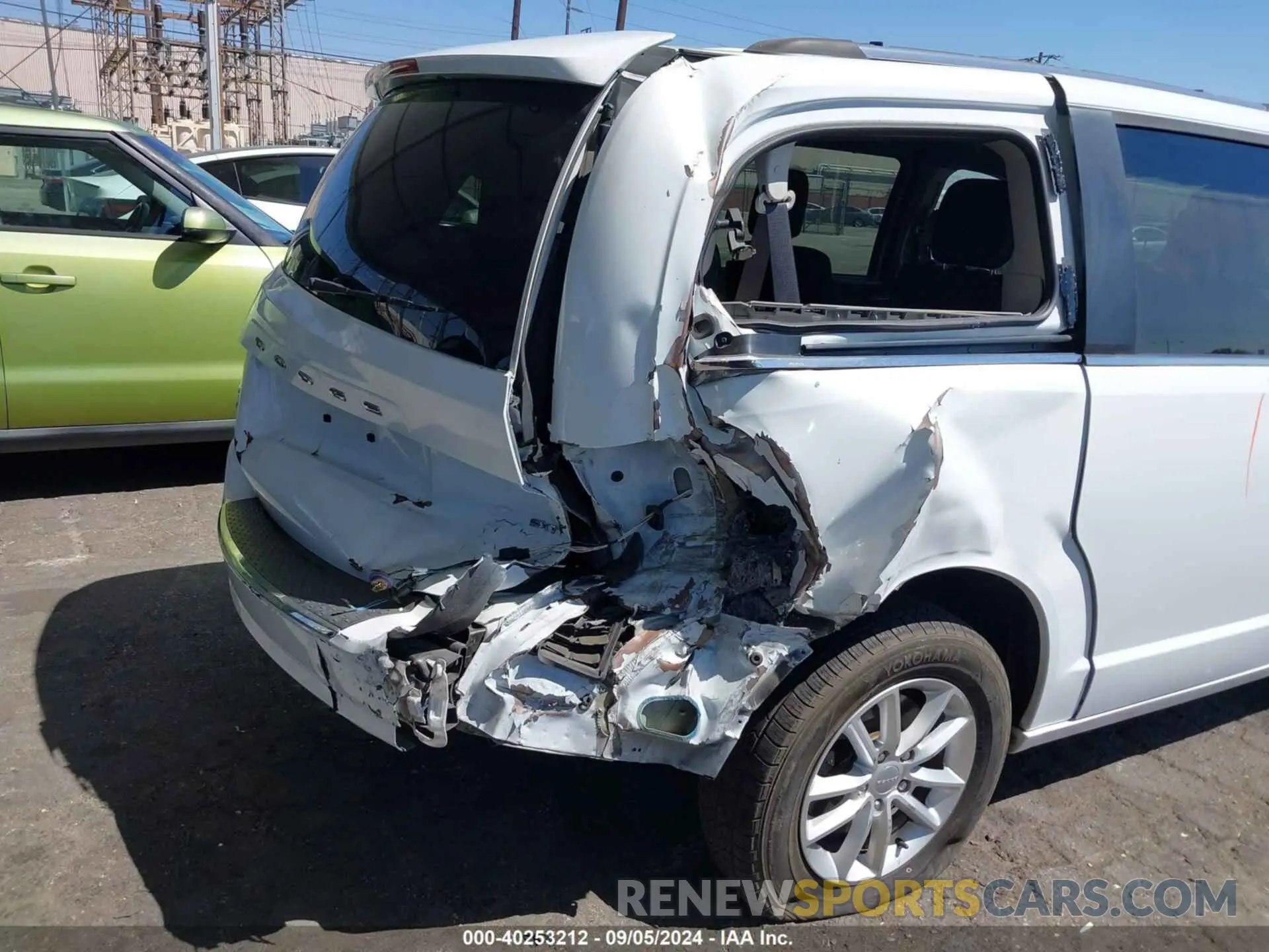 6 Photograph of a damaged car 2C4RDGCG8KR728977 DODGE GRAND CARAVAN 2019