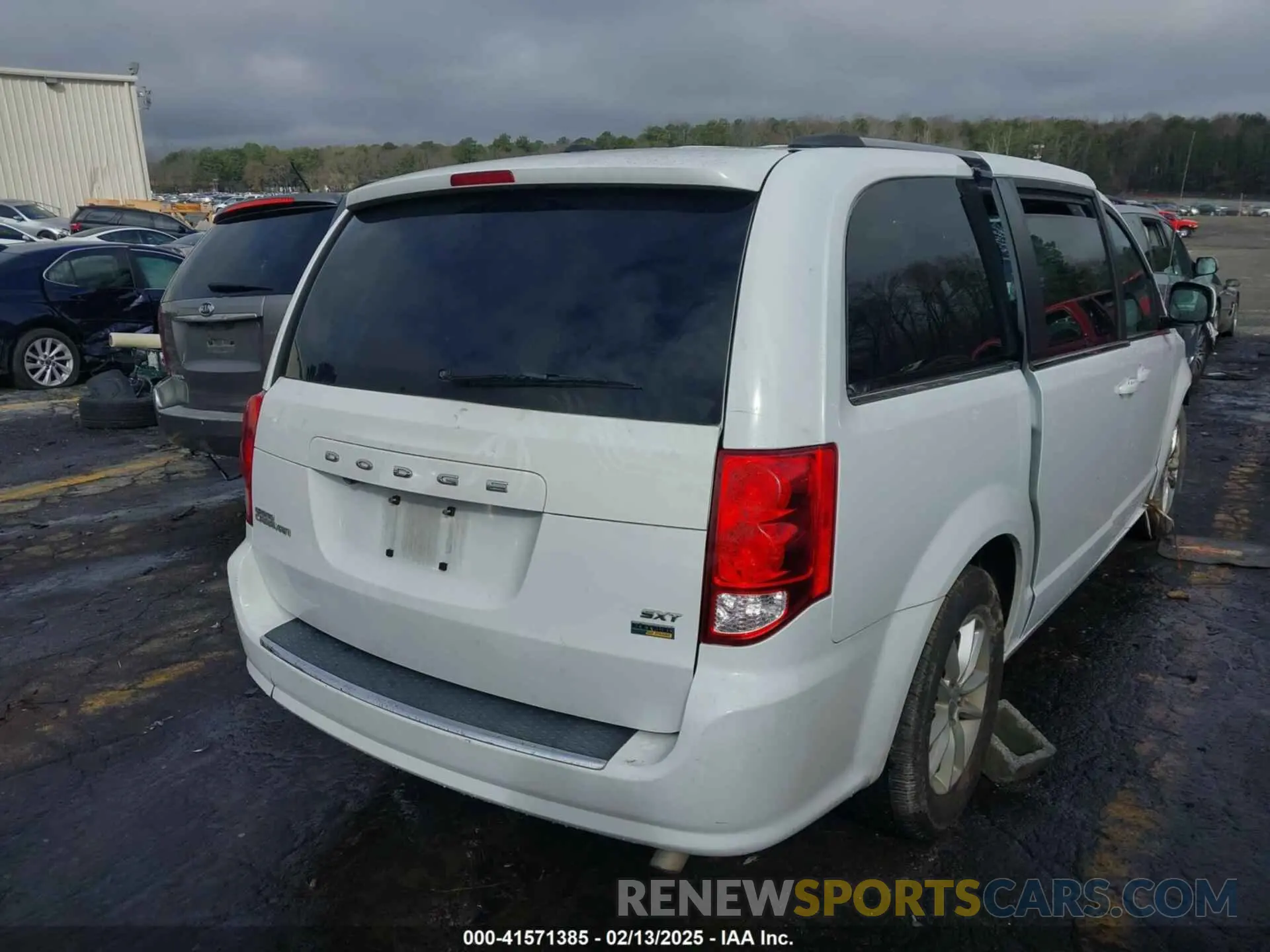 4 Photograph of a damaged car 2C4RDGCG8KR758707 DODGE GRAND CARAVAN 2019