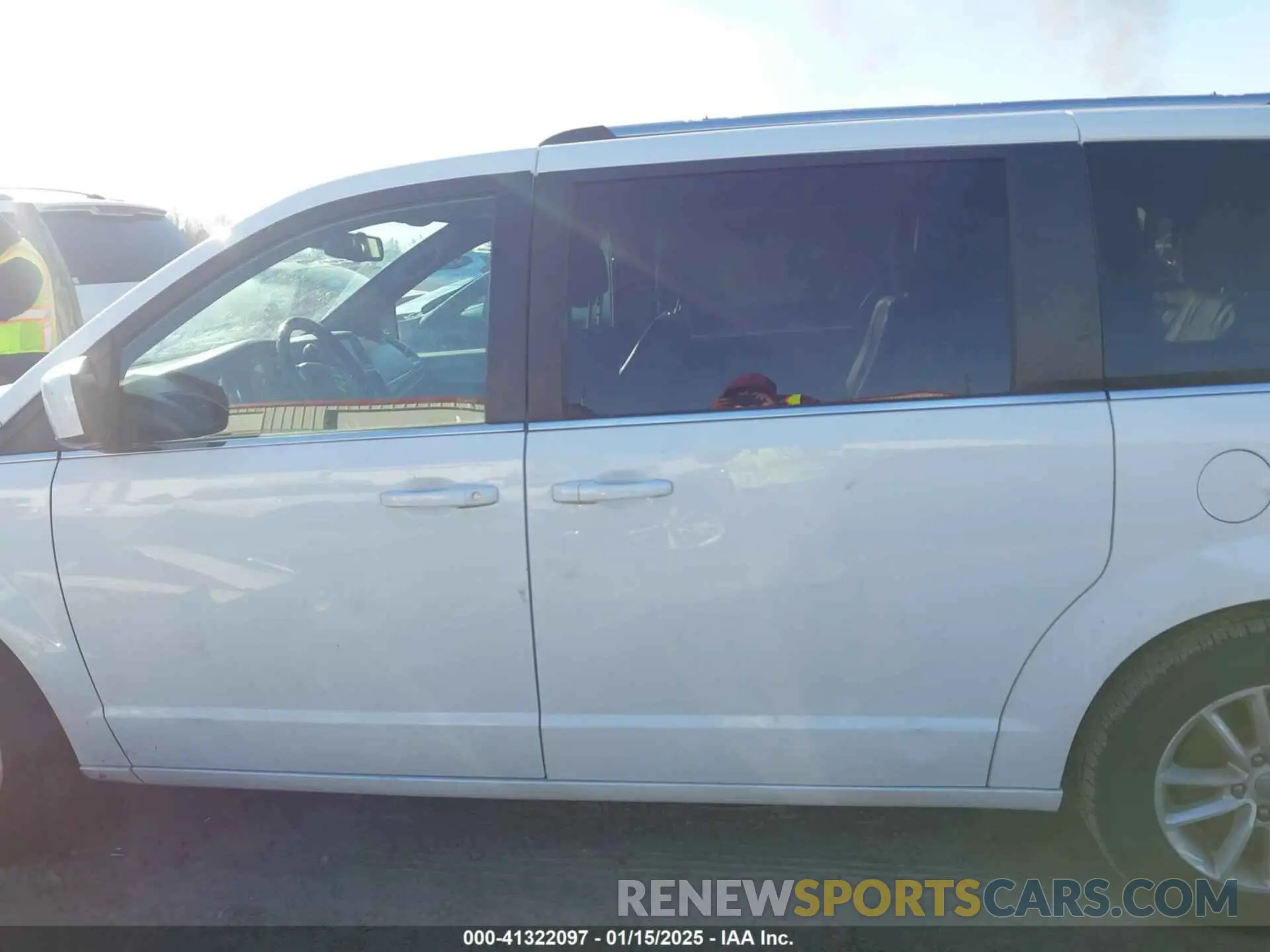 15 Photograph of a damaged car 2C4RDGCG8KR761462 DODGE GRAND CARAVAN 2019