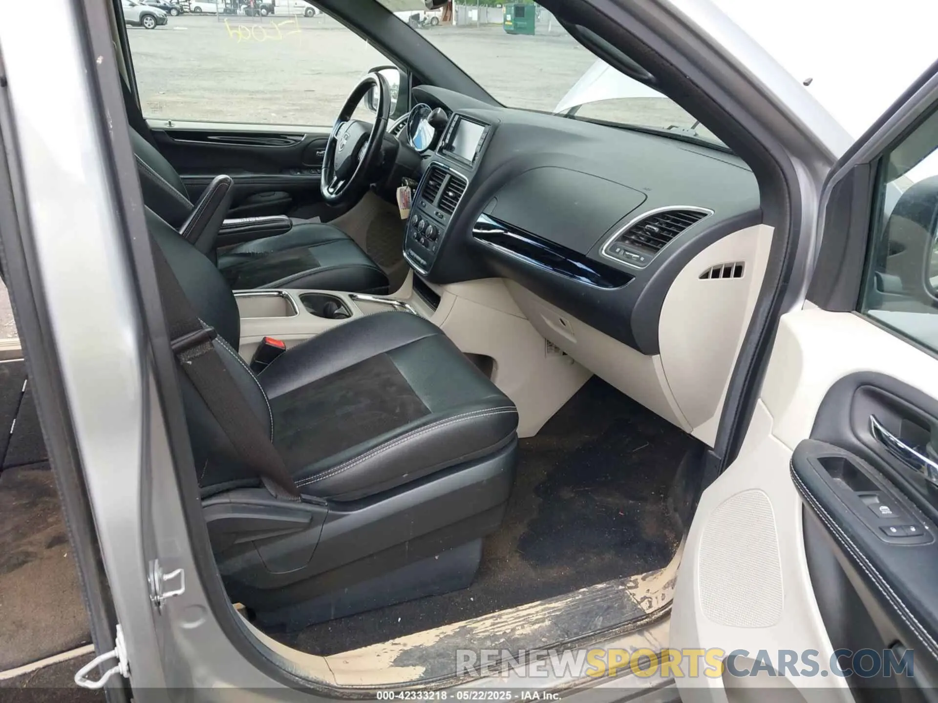 5 Photograph of a damaged car 2C4RDGCG8KR771084 DODGE GRAND CARAVAN 2019