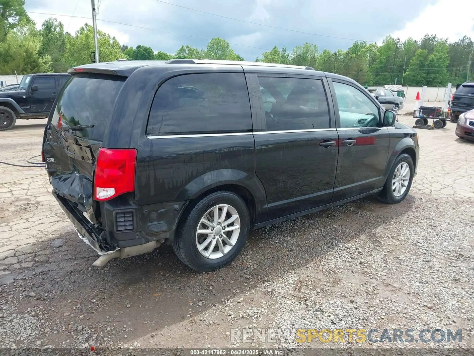4 Photograph of a damaged car 2C4RDGCG9KR518114 DODGE GRAND CARAVAN 2019