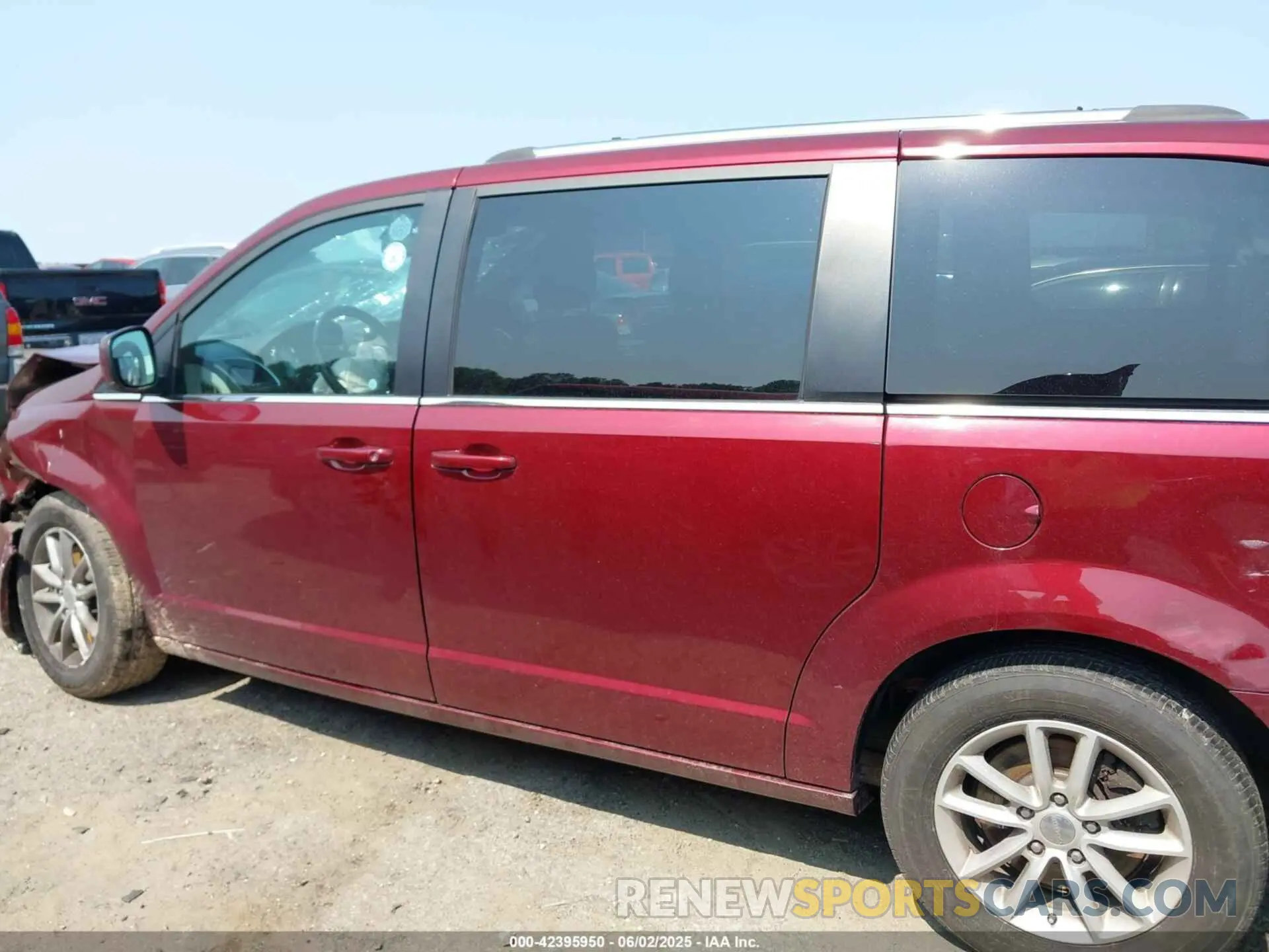 14 Photograph of a damaged car 2C4RDGCG9KR600831 DODGE GRAND CARAVAN 2019