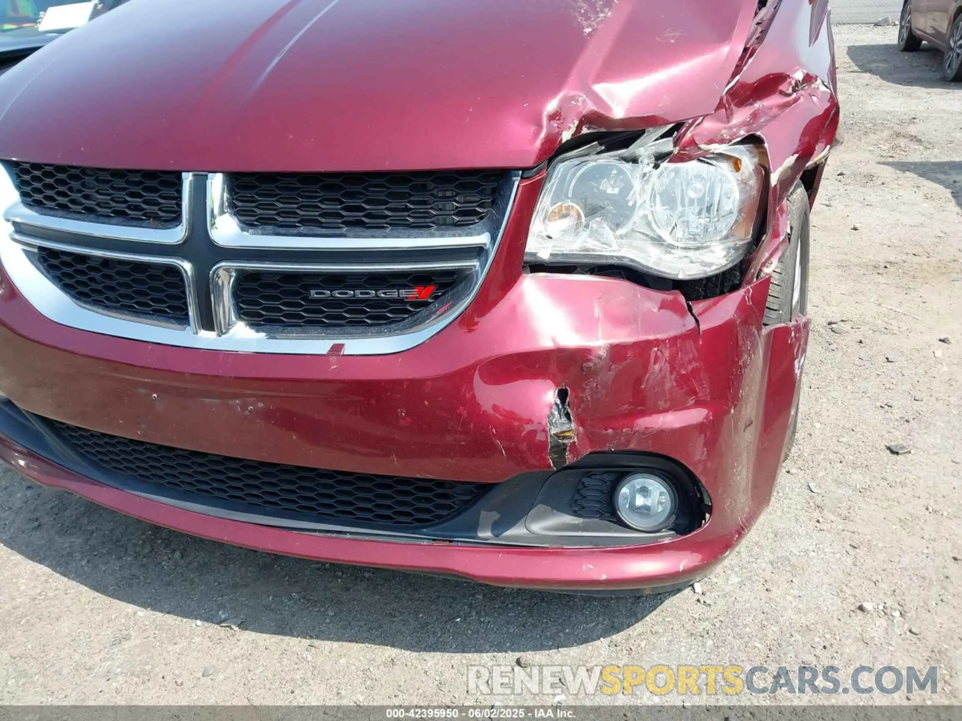 18 Photograph of a damaged car 2C4RDGCG9KR600831 DODGE GRAND CARAVAN 2019