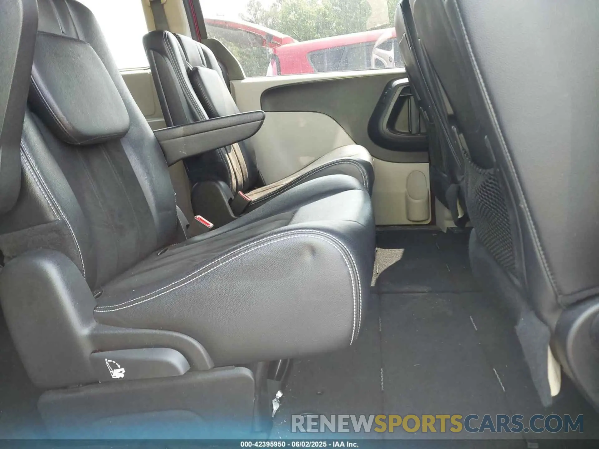 8 Photograph of a damaged car 2C4RDGCG9KR600831 DODGE GRAND CARAVAN 2019