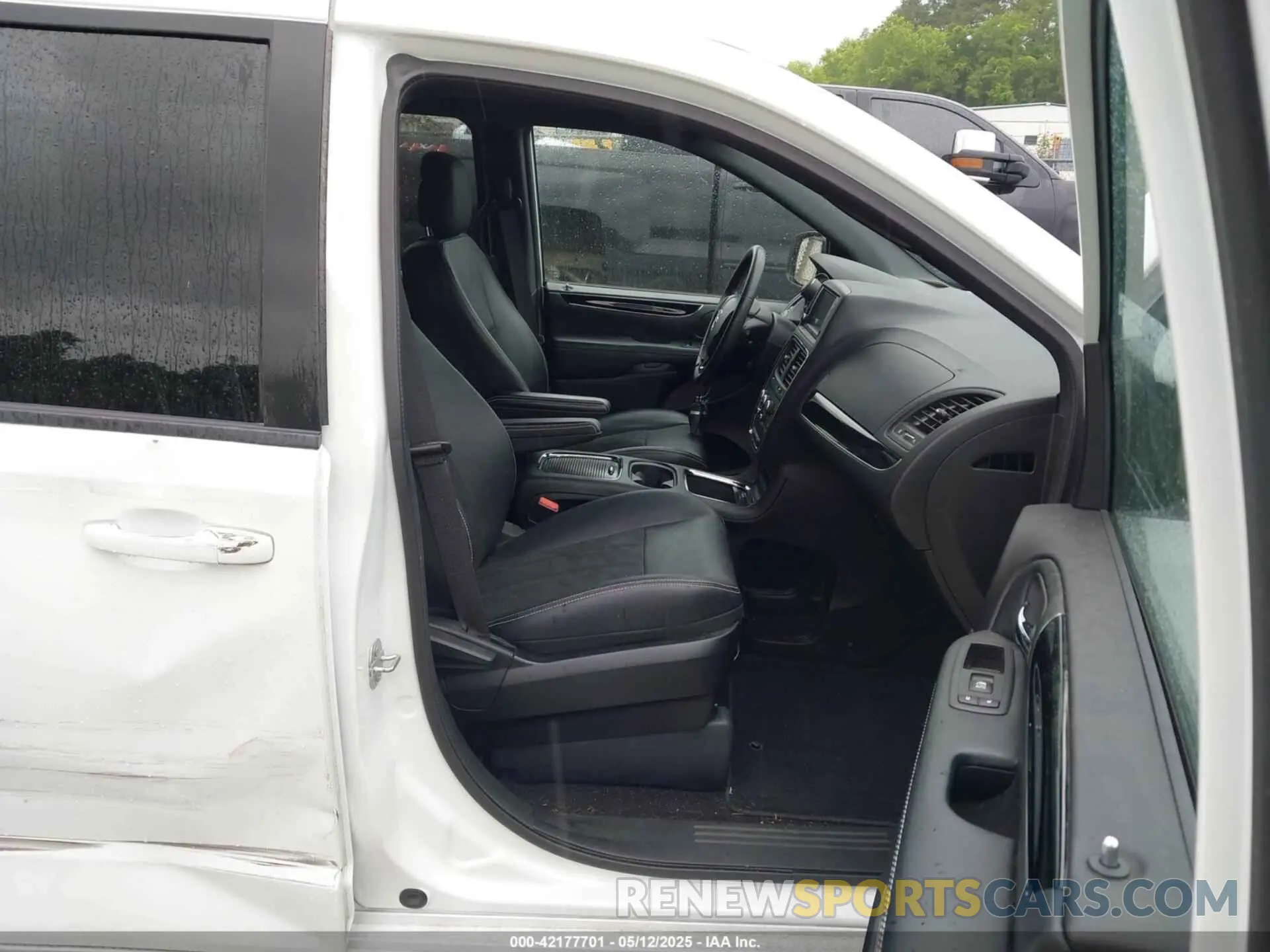 5 Photograph of a damaged car 2C4RDGCG9KR602580 DODGE GRAND CARAVAN 2019