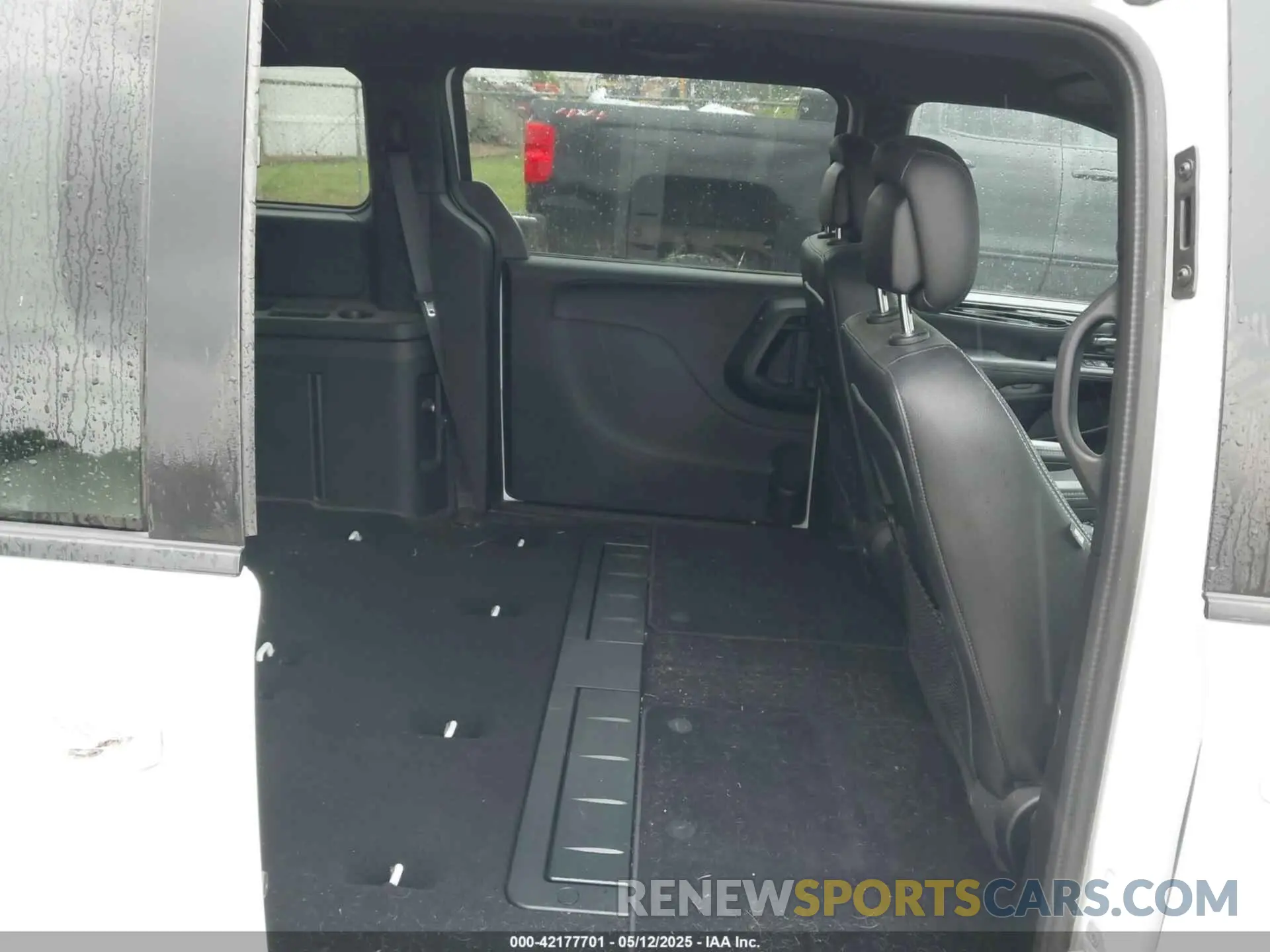 8 Photograph of a damaged car 2C4RDGCG9KR602580 DODGE GRAND CARAVAN 2019
