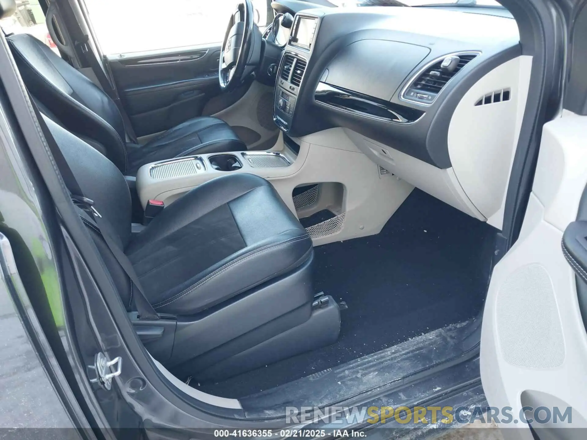 5 Photograph of a damaged car 2C4RDGCG9KR637121 DODGE GRAND CARAVAN 2019