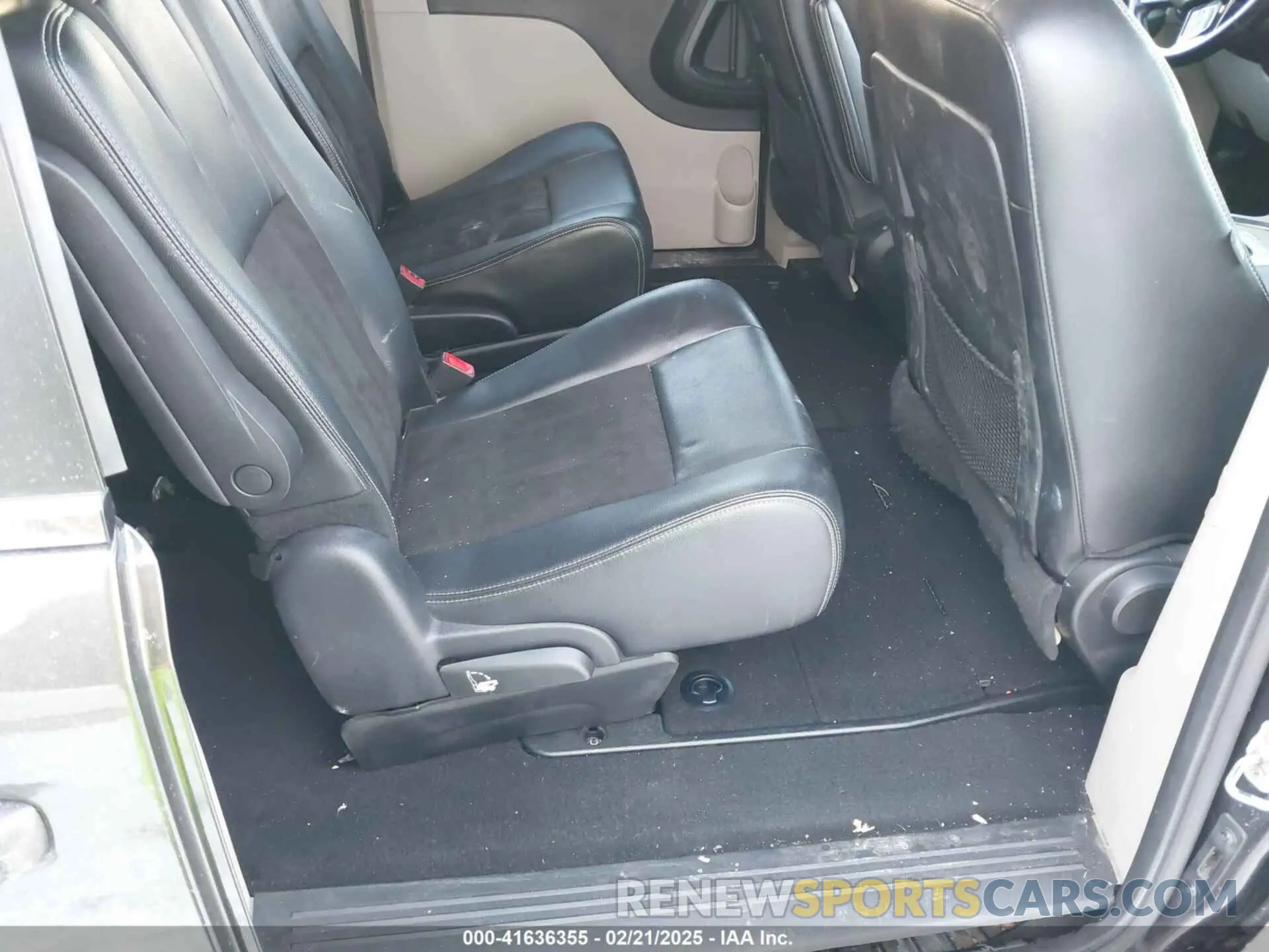 8 Photograph of a damaged car 2C4RDGCG9KR637121 DODGE GRAND CARAVAN 2019
