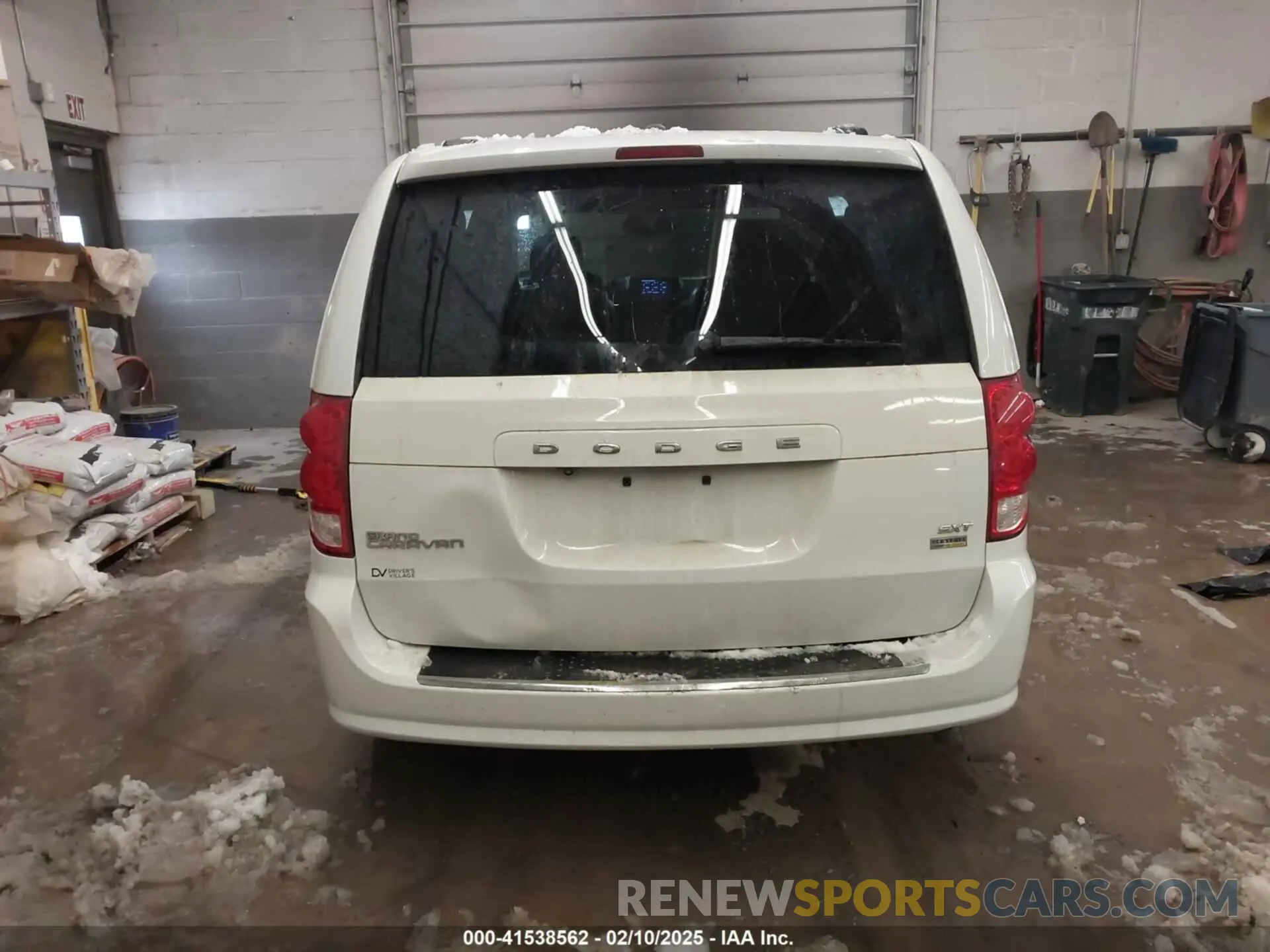 17 Photograph of a damaged car 2C4RDGCG9KR662455 DODGE GRAND CARAVAN 2019