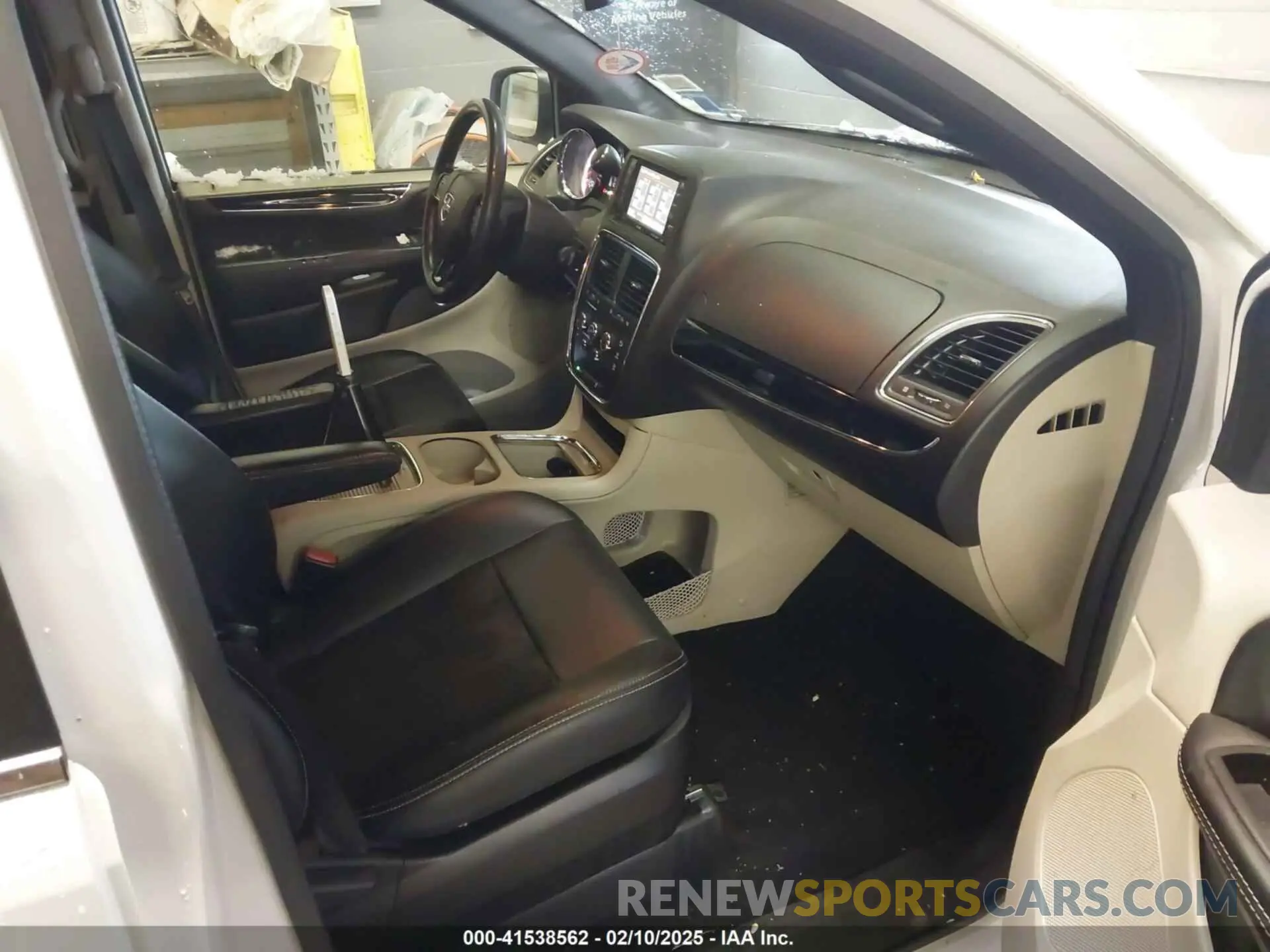5 Photograph of a damaged car 2C4RDGCG9KR662455 DODGE GRAND CARAVAN 2019