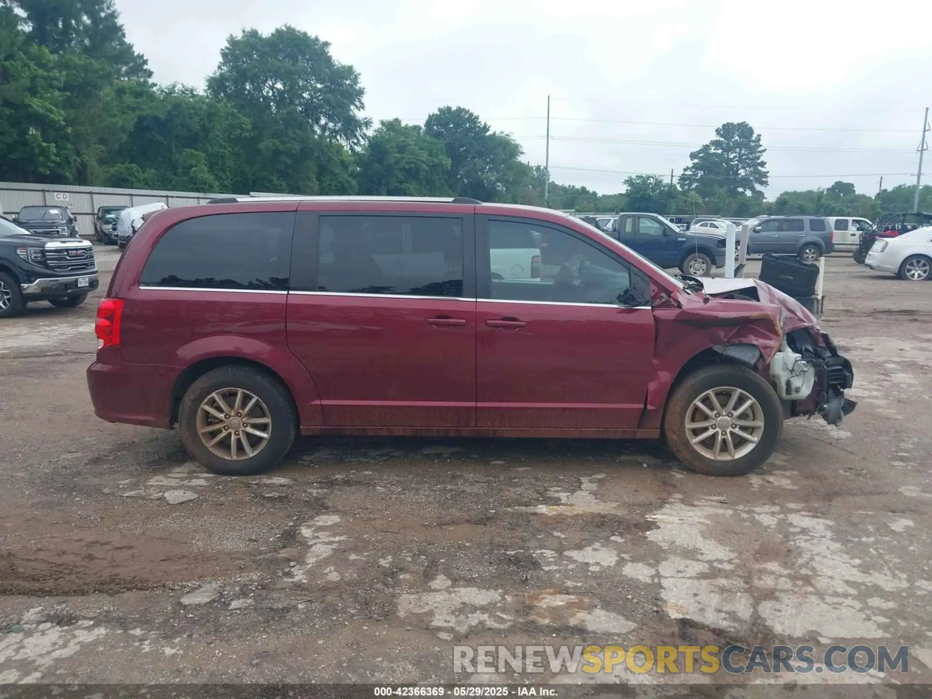 13 Photograph of a damaged car 2C4RDGCG9KR693334 DODGE GRAND CARAVAN 2019