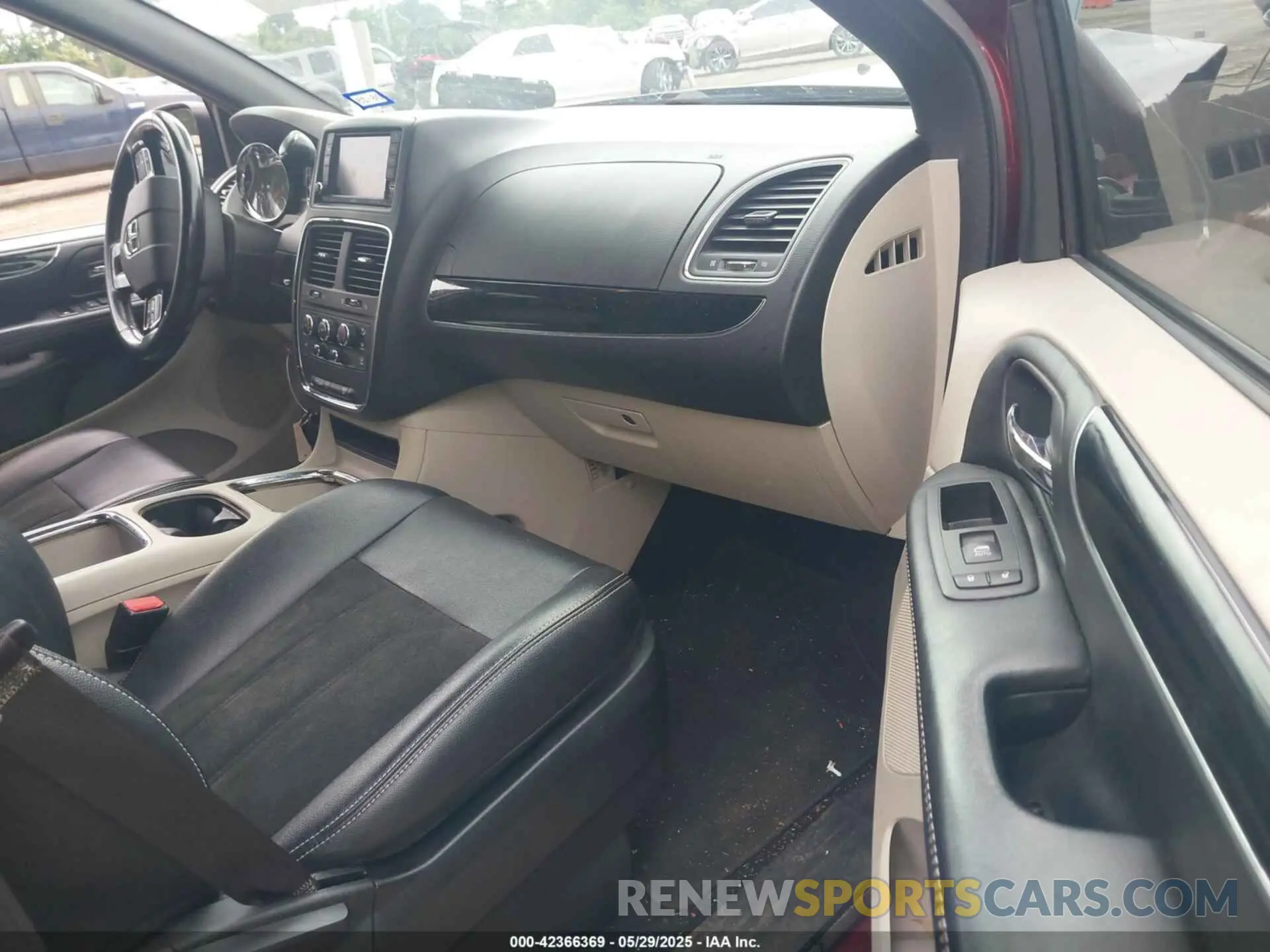 5 Photograph of a damaged car 2C4RDGCG9KR693334 DODGE GRAND CARAVAN 2019