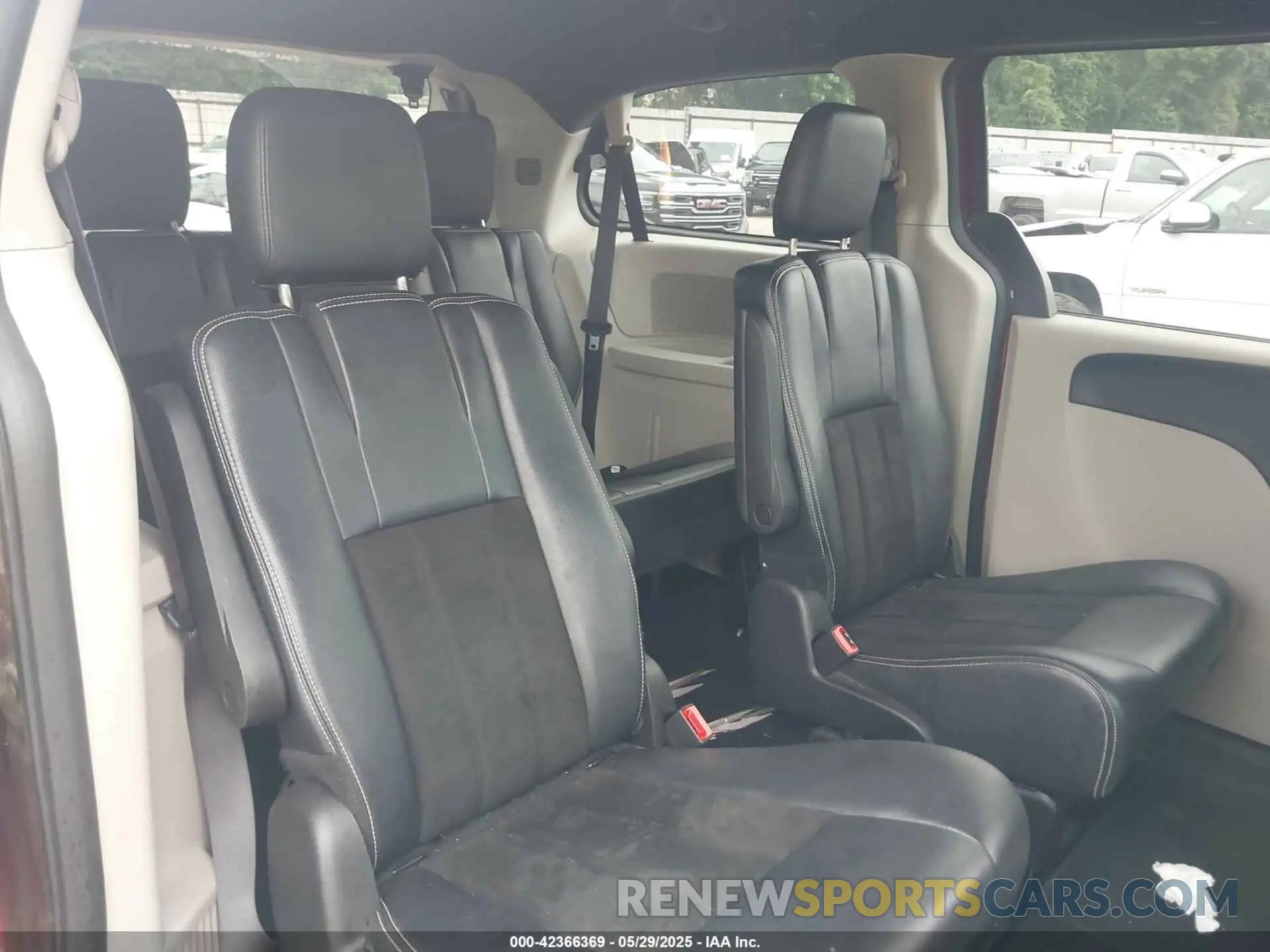 8 Photograph of a damaged car 2C4RDGCG9KR693334 DODGE GRAND CARAVAN 2019
