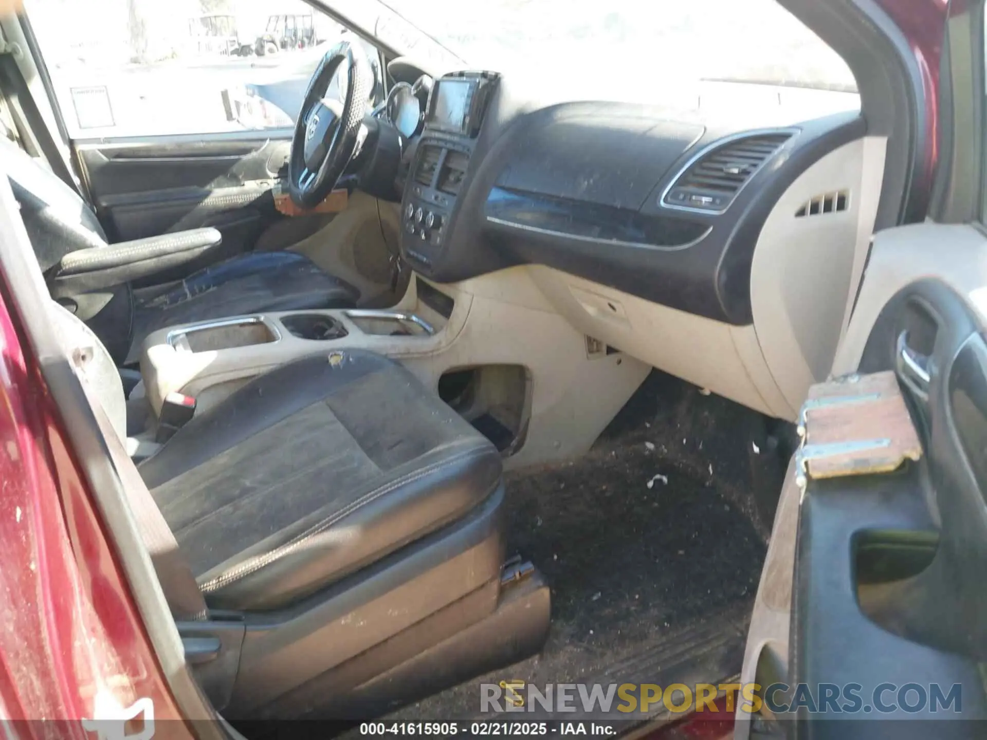 5 Photograph of a damaged car 2C4RDGCG9KR693432 DODGE GRAND CARAVAN 2019