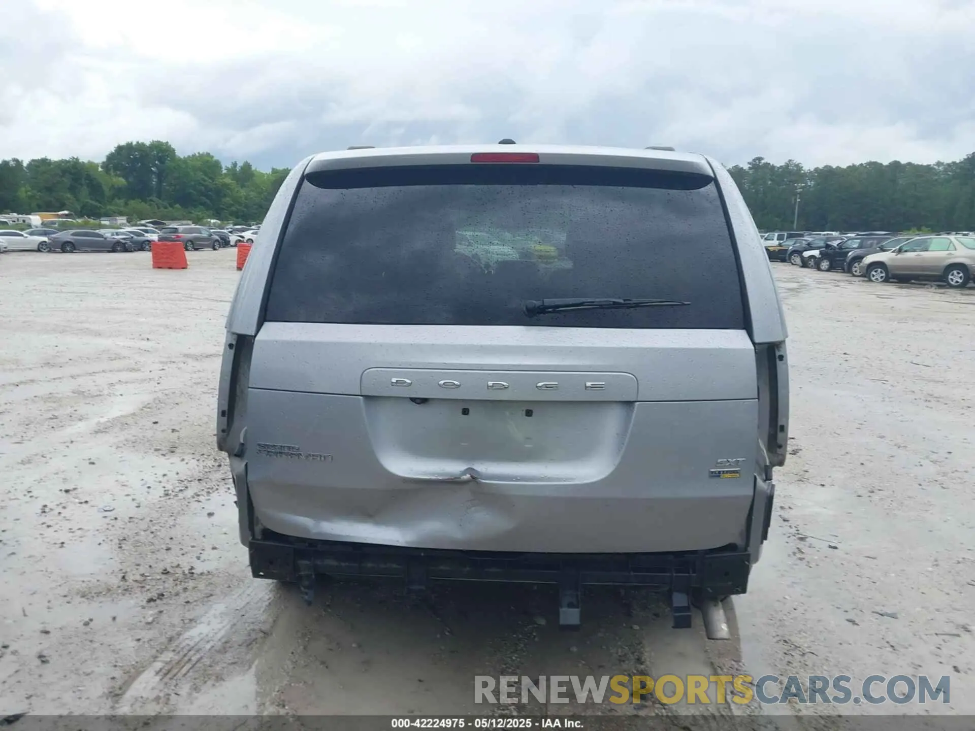 16 Photograph of a damaged car 2C4RDGCG9KR716448 DODGE GRAND CARAVAN 2019