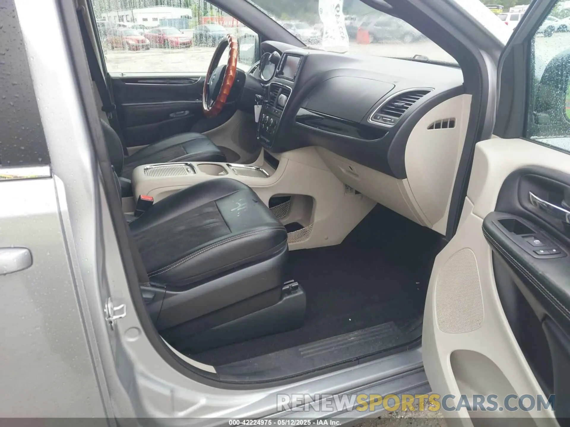 5 Photograph of a damaged car 2C4RDGCG9KR716448 DODGE GRAND CARAVAN 2019