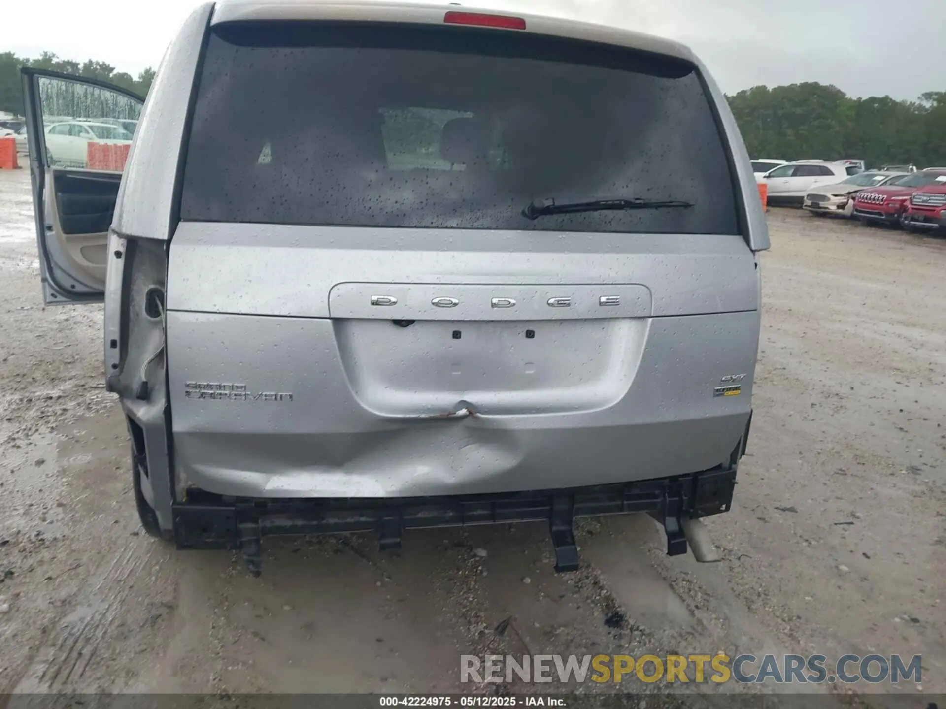 6 Photograph of a damaged car 2C4RDGCG9KR716448 DODGE GRAND CARAVAN 2019
