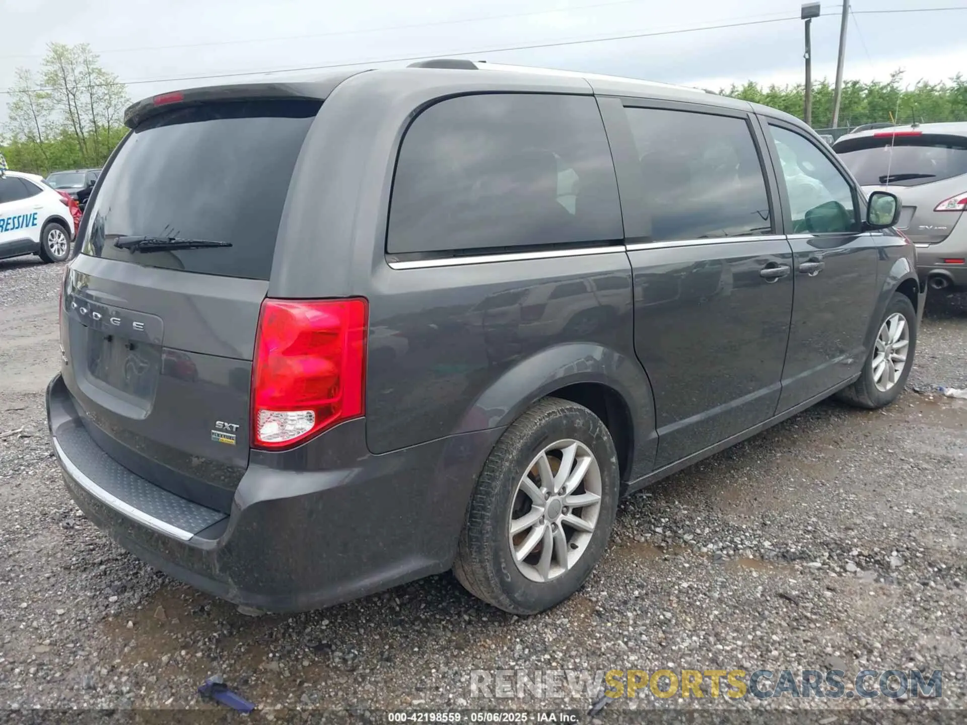 4 Photograph of a damaged car 2C4RDGCG9KR717499 DODGE GRAND CARAVAN 2019