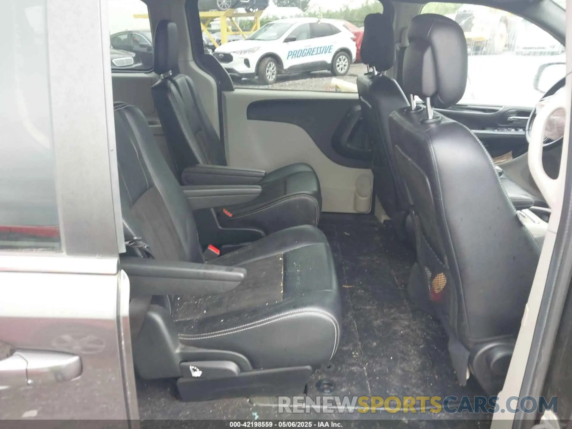 8 Photograph of a damaged car 2C4RDGCG9KR717499 DODGE GRAND CARAVAN 2019