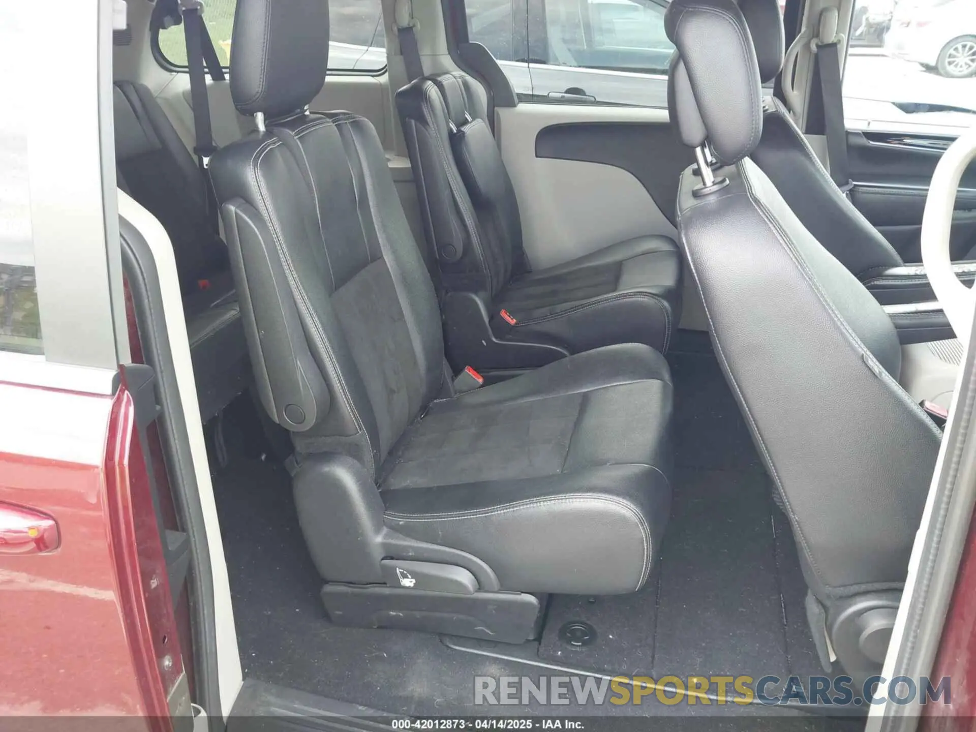 8 Photograph of a damaged car 2C4RDGCG9KR725182 DODGE GRAND CARAVAN 2019