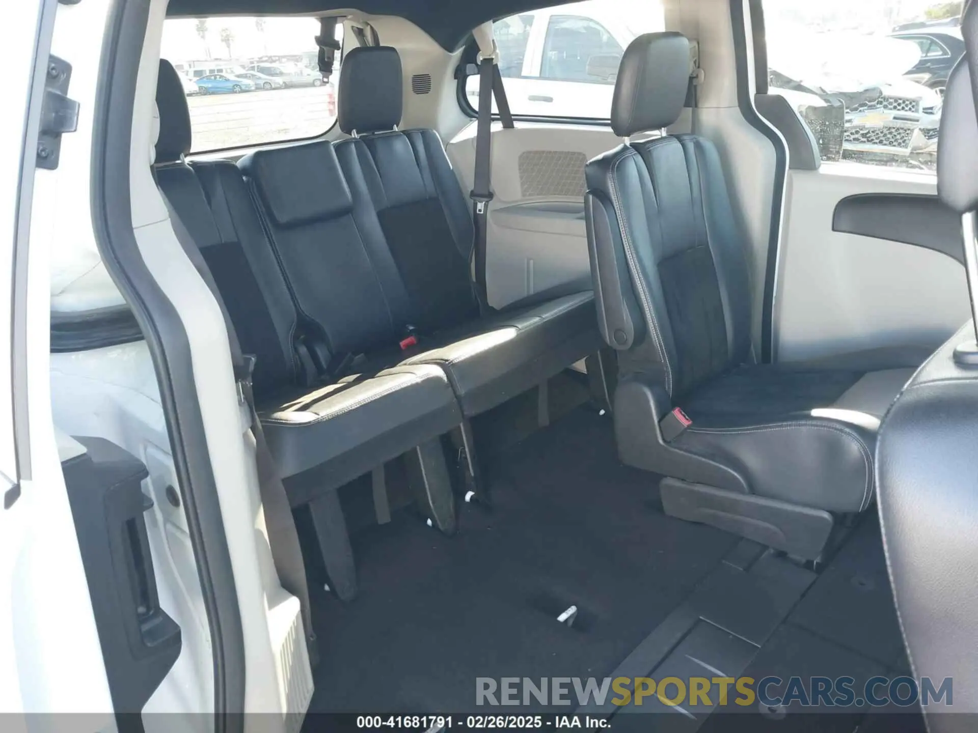 8 Photograph of a damaged car 2C4RDGCGXKR545497 DODGE GRAND CARAVAN 2019