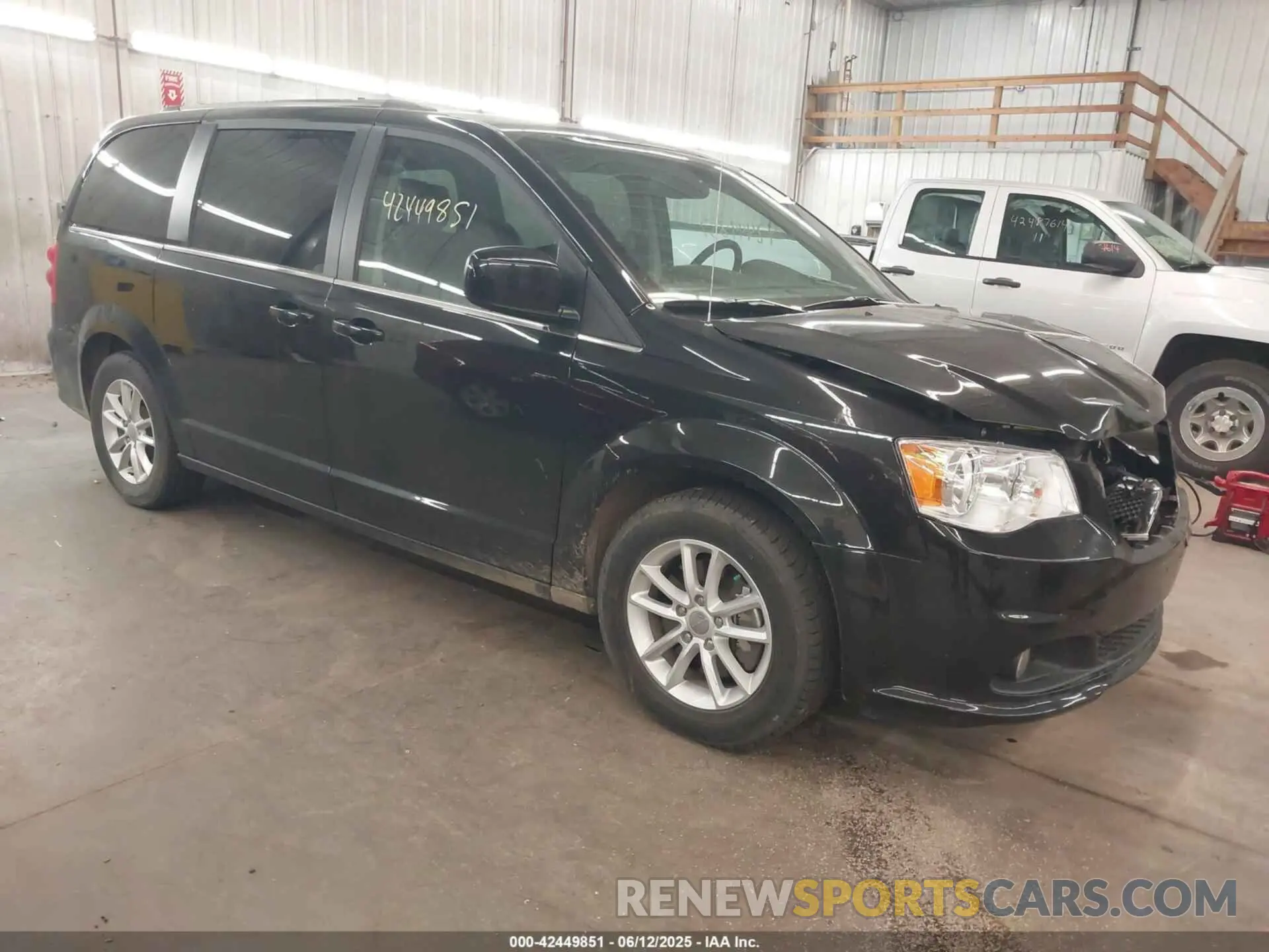 1 Photograph of a damaged car 2C4RDGCGXKR611305 DODGE GRAND CARAVAN 2019