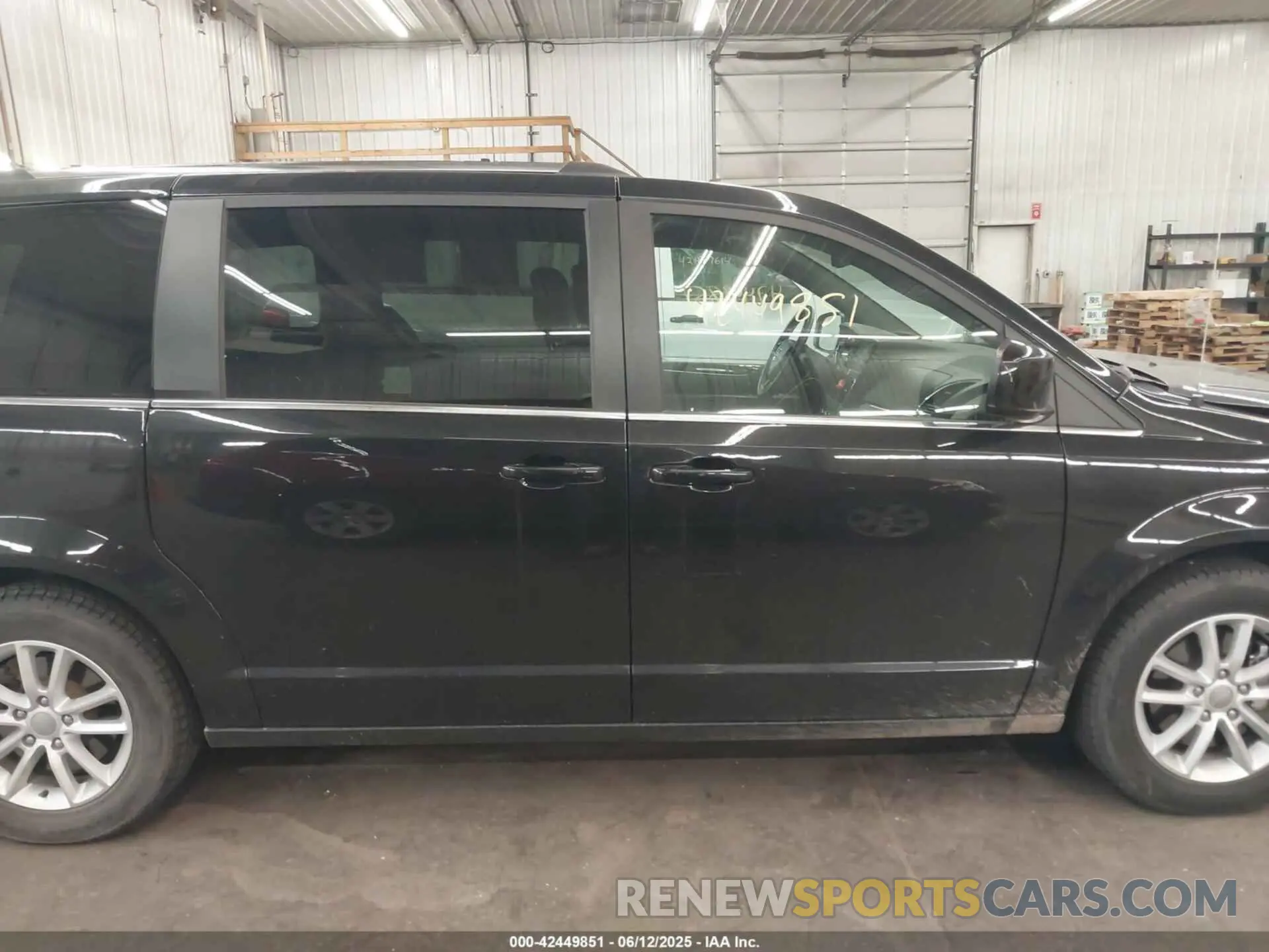 14 Photograph of a damaged car 2C4RDGCGXKR611305 DODGE GRAND CARAVAN 2019