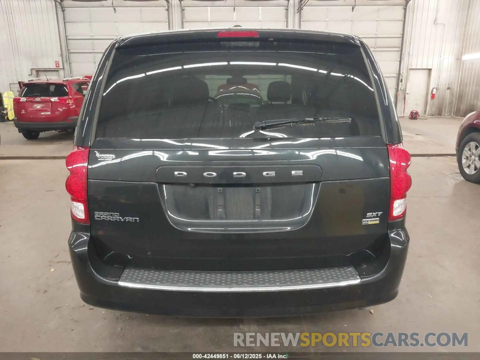 17 Photograph of a damaged car 2C4RDGCGXKR611305 DODGE GRAND CARAVAN 2019
