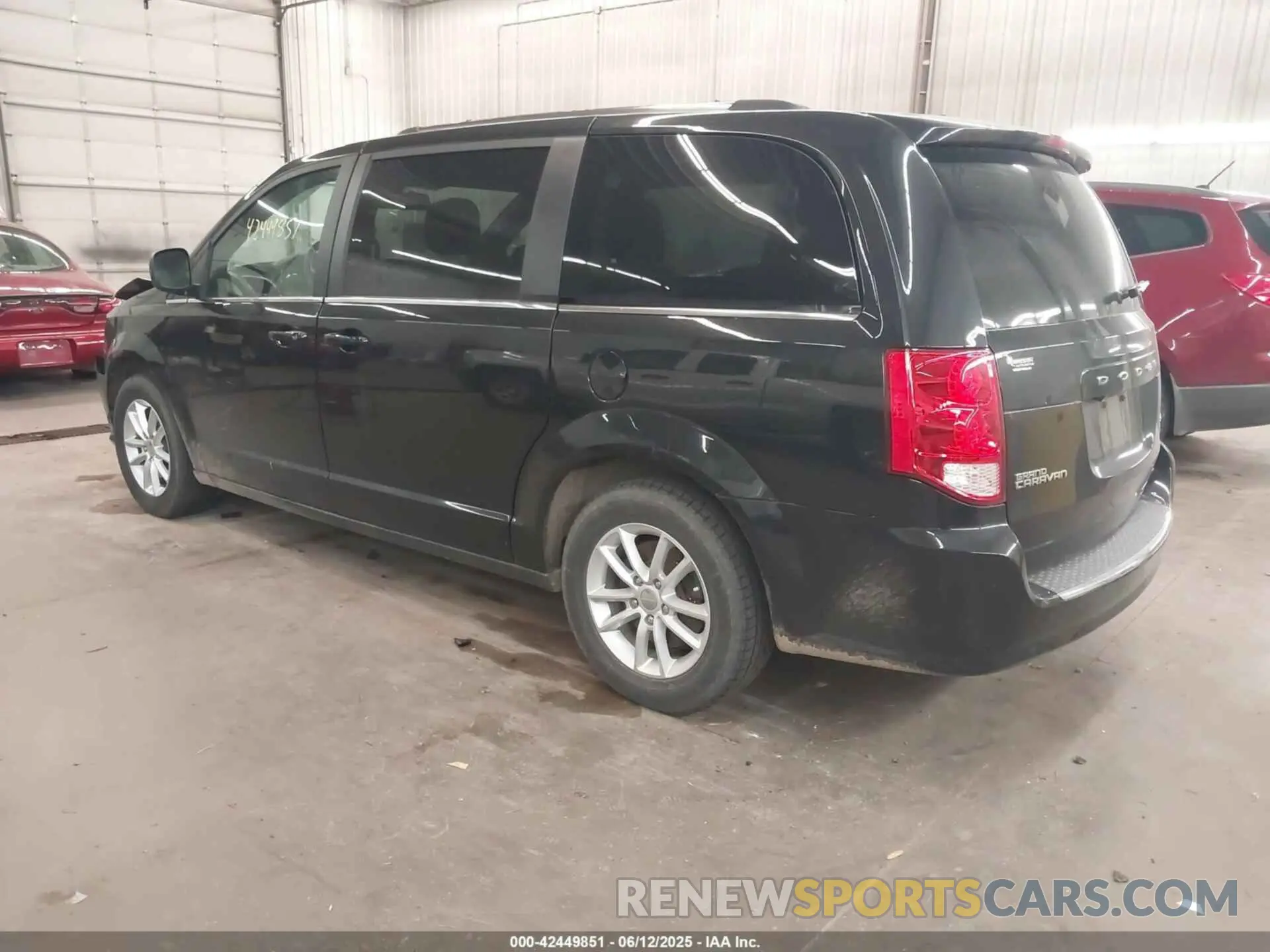3 Photograph of a damaged car 2C4RDGCGXKR611305 DODGE GRAND CARAVAN 2019