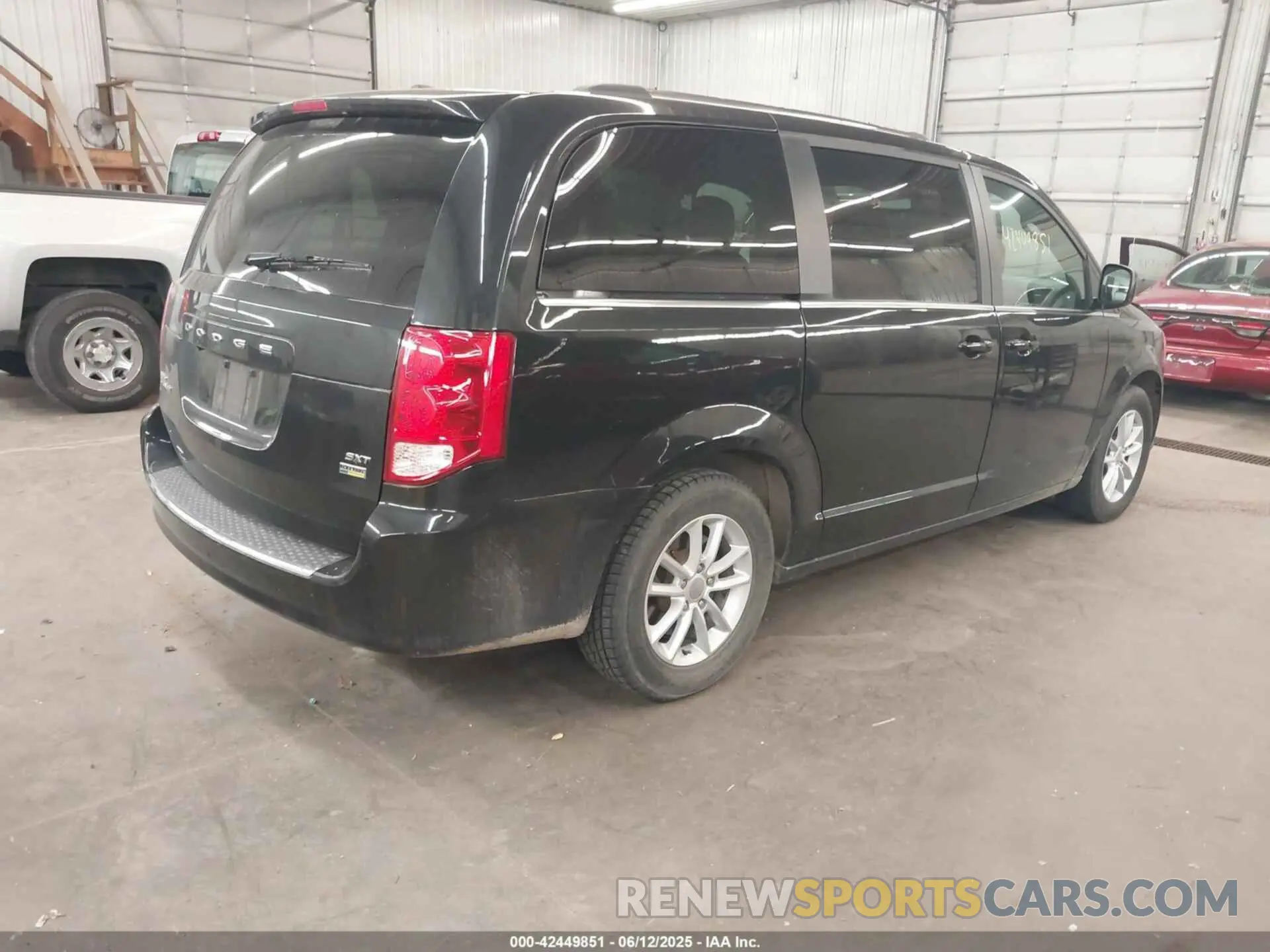 4 Photograph of a damaged car 2C4RDGCGXKR611305 DODGE GRAND CARAVAN 2019
