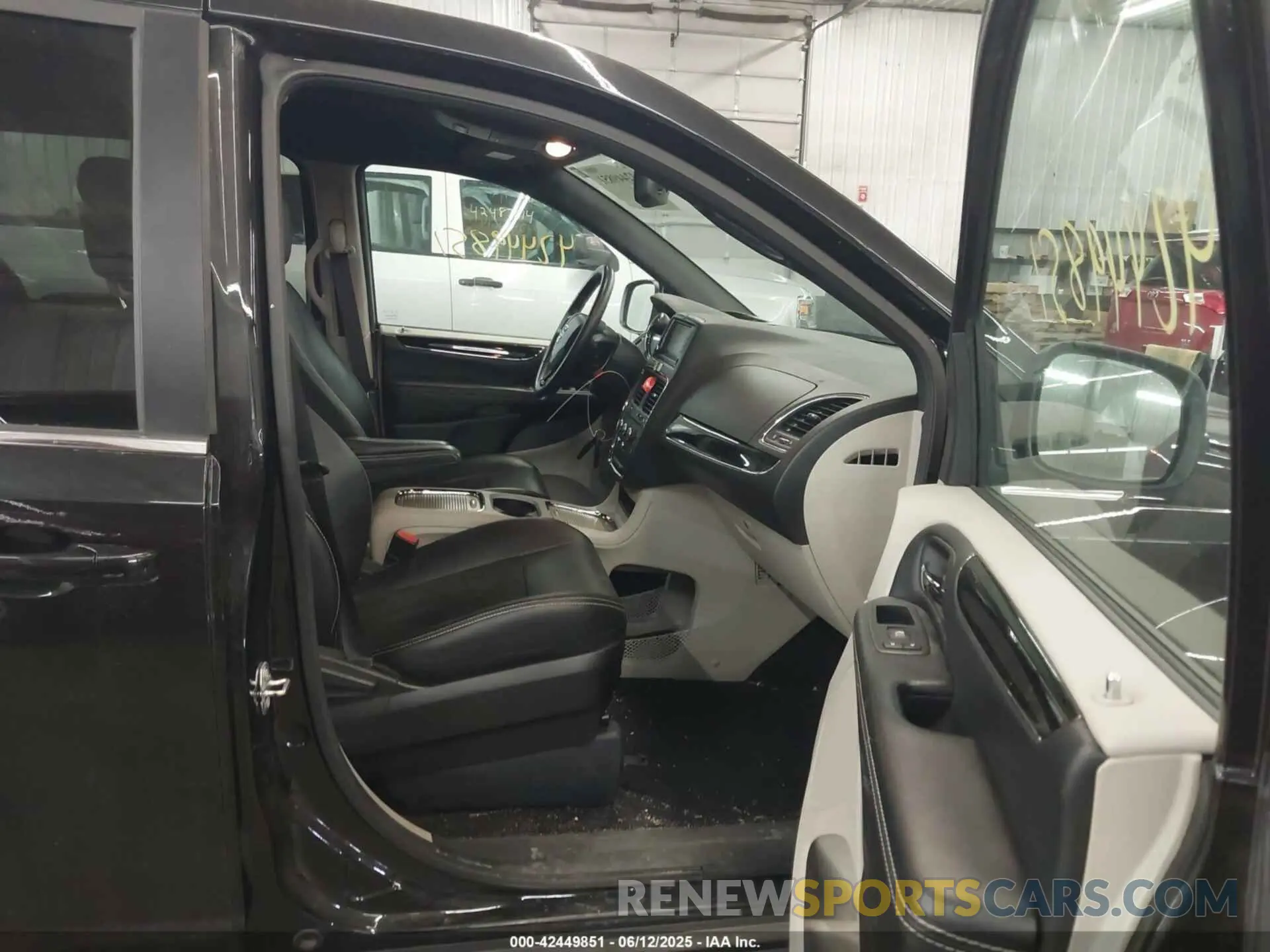 5 Photograph of a damaged car 2C4RDGCGXKR611305 DODGE GRAND CARAVAN 2019