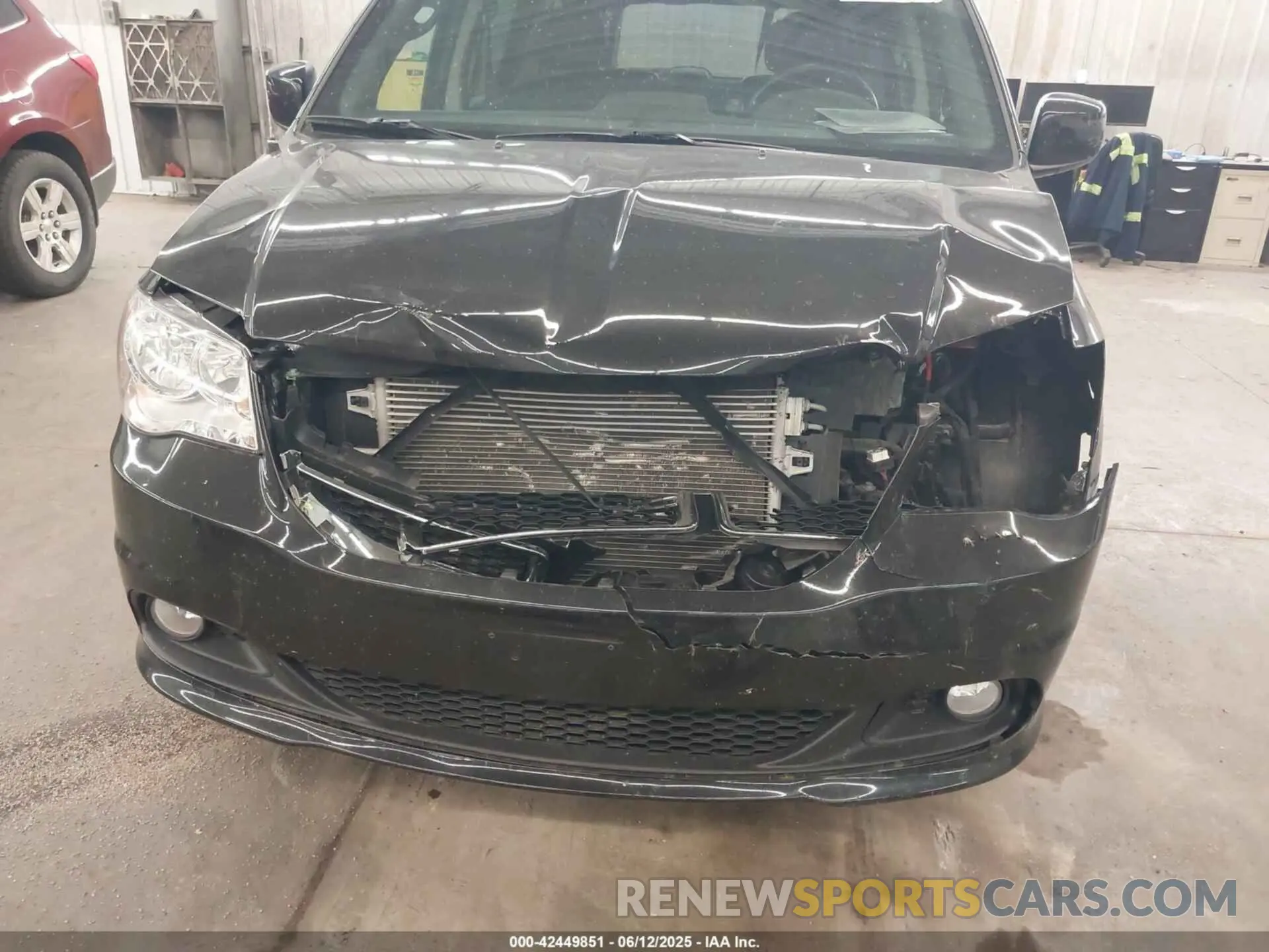 6 Photograph of a damaged car 2C4RDGCGXKR611305 DODGE GRAND CARAVAN 2019