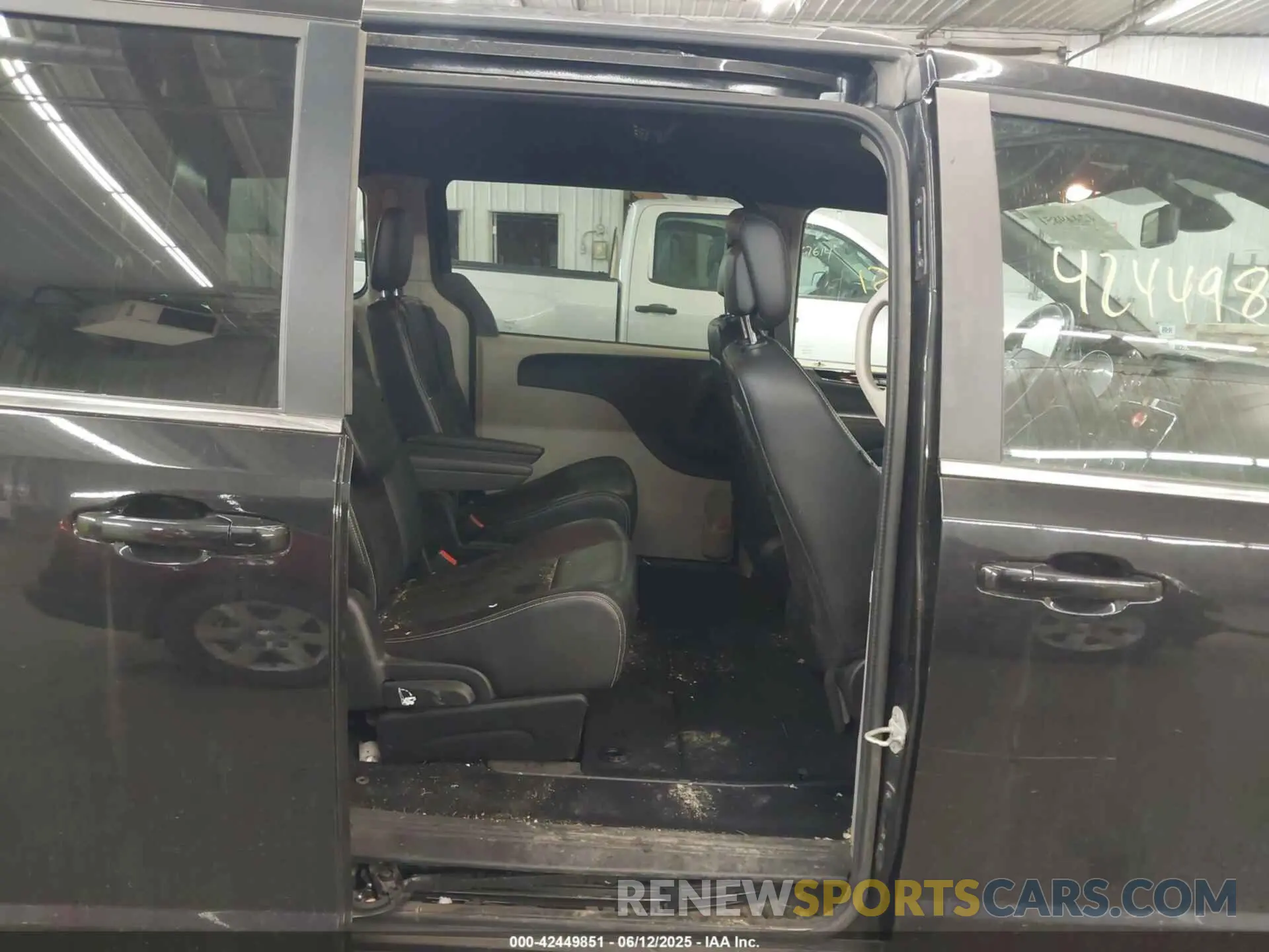 8 Photograph of a damaged car 2C4RDGCGXKR611305 DODGE GRAND CARAVAN 2019