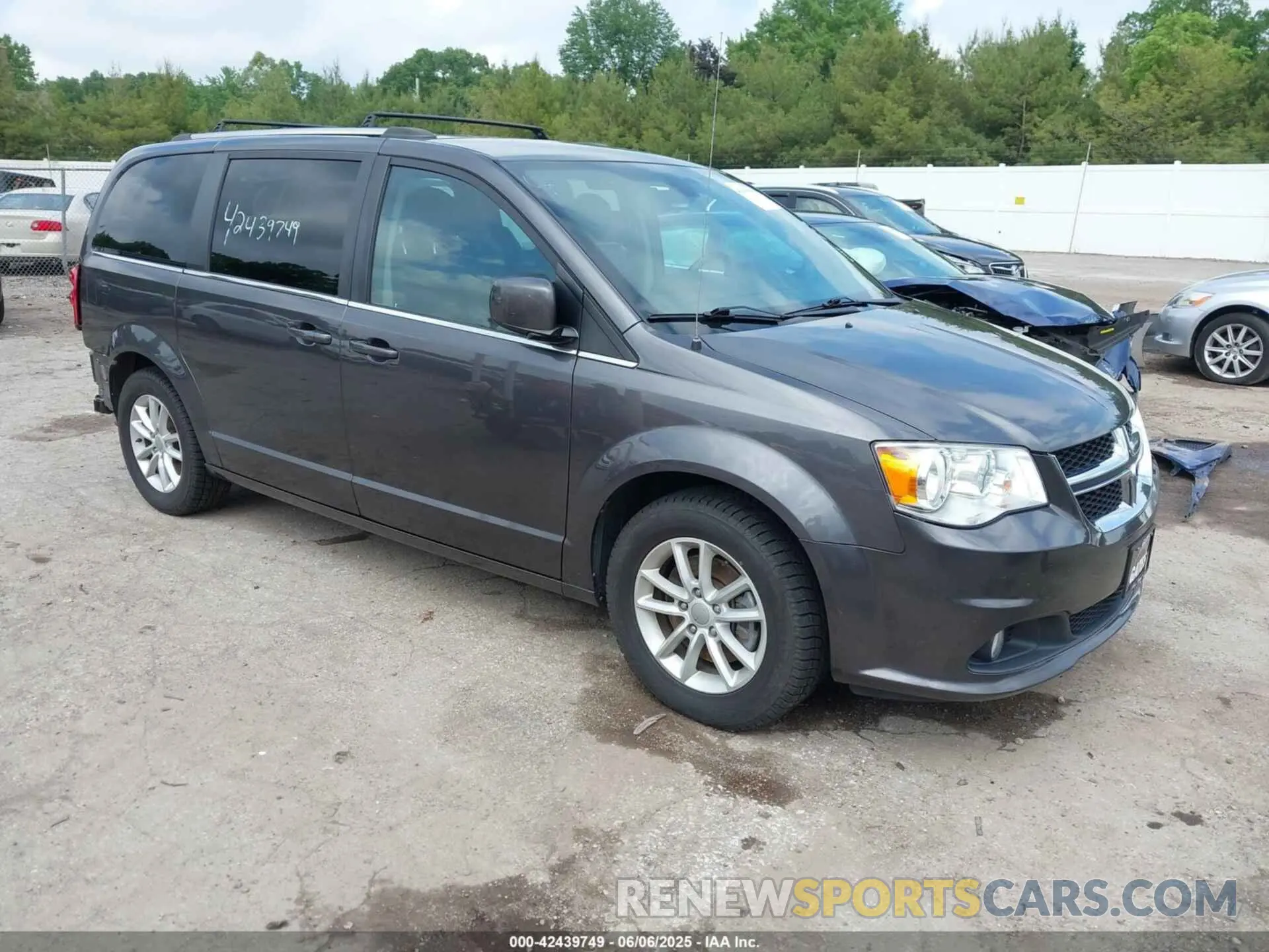 1 Photograph of a damaged car 2C4RDGCGXKR682620 DODGE GRAND CARAVAN 2019