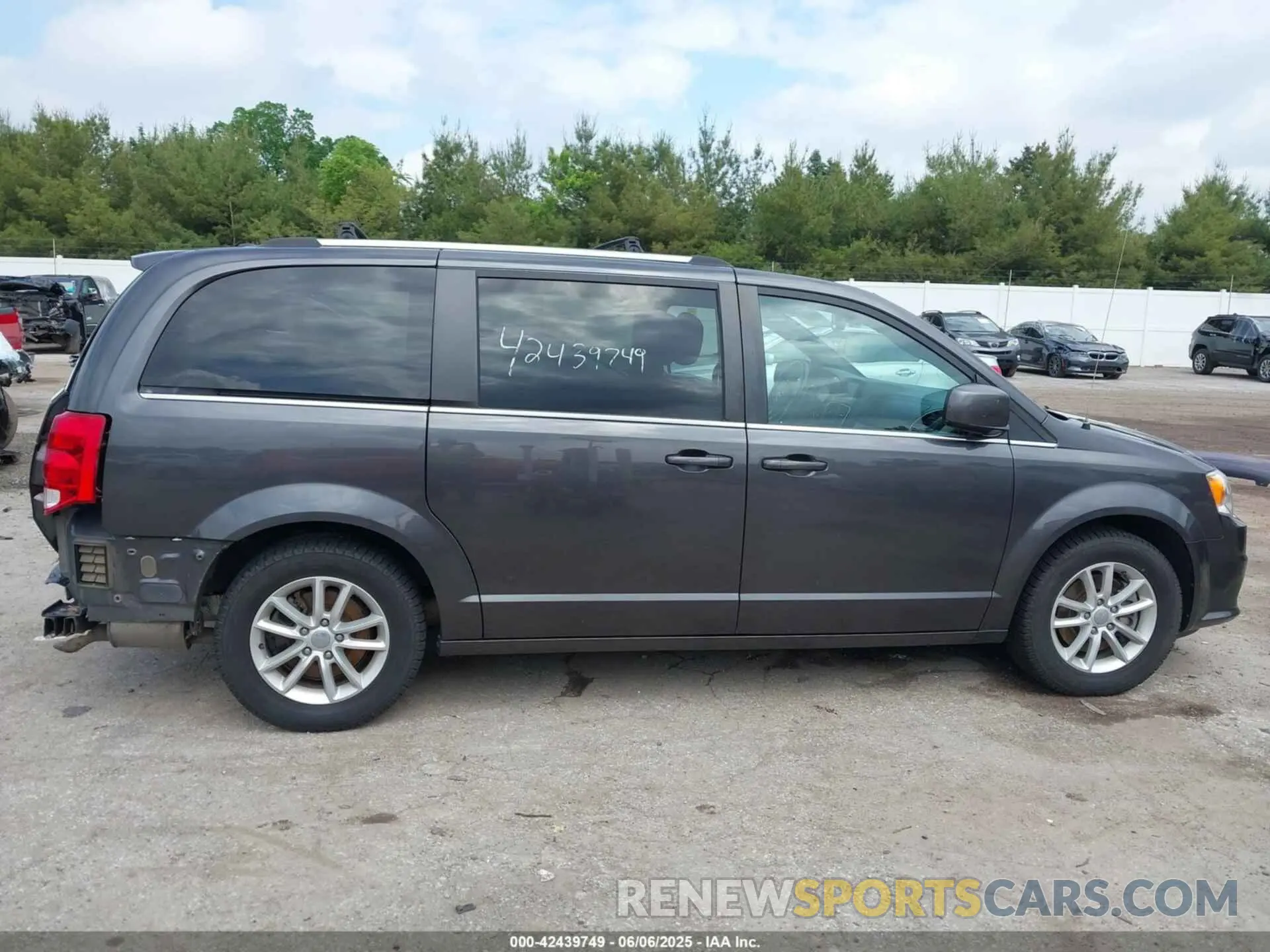 14 Photograph of a damaged car 2C4RDGCGXKR682620 DODGE GRAND CARAVAN 2019