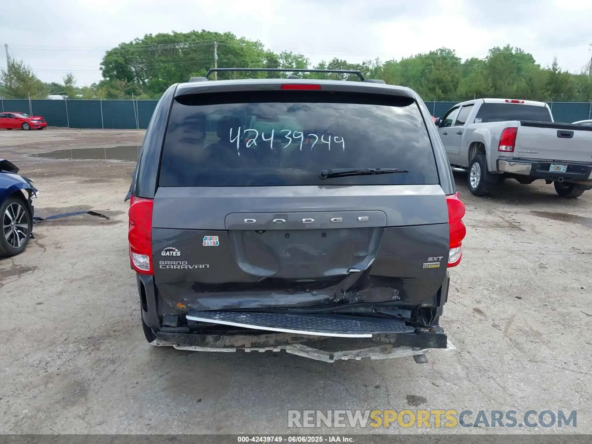 17 Photograph of a damaged car 2C4RDGCGXKR682620 DODGE GRAND CARAVAN 2019