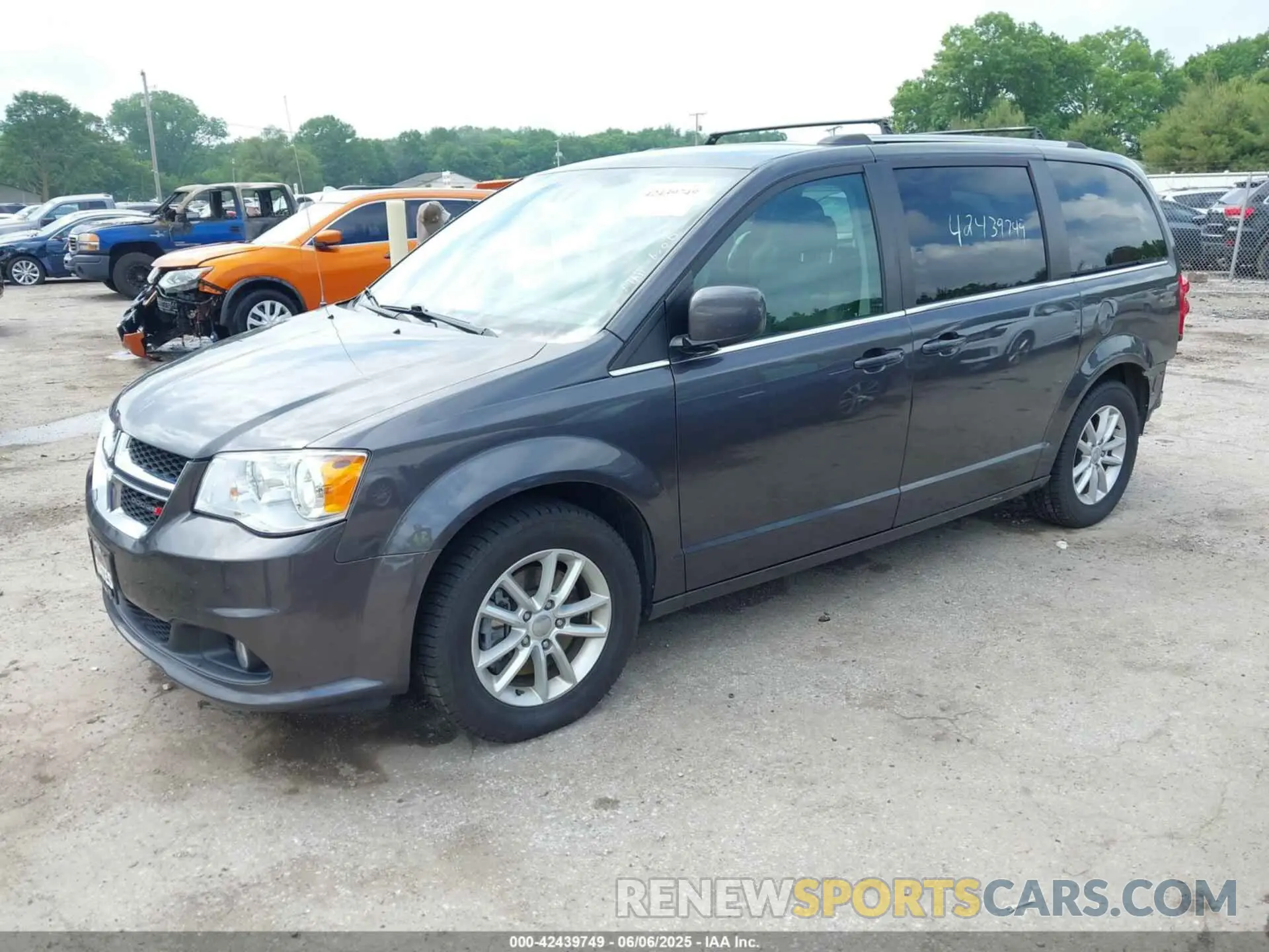2 Photograph of a damaged car 2C4RDGCGXKR682620 DODGE GRAND CARAVAN 2019
