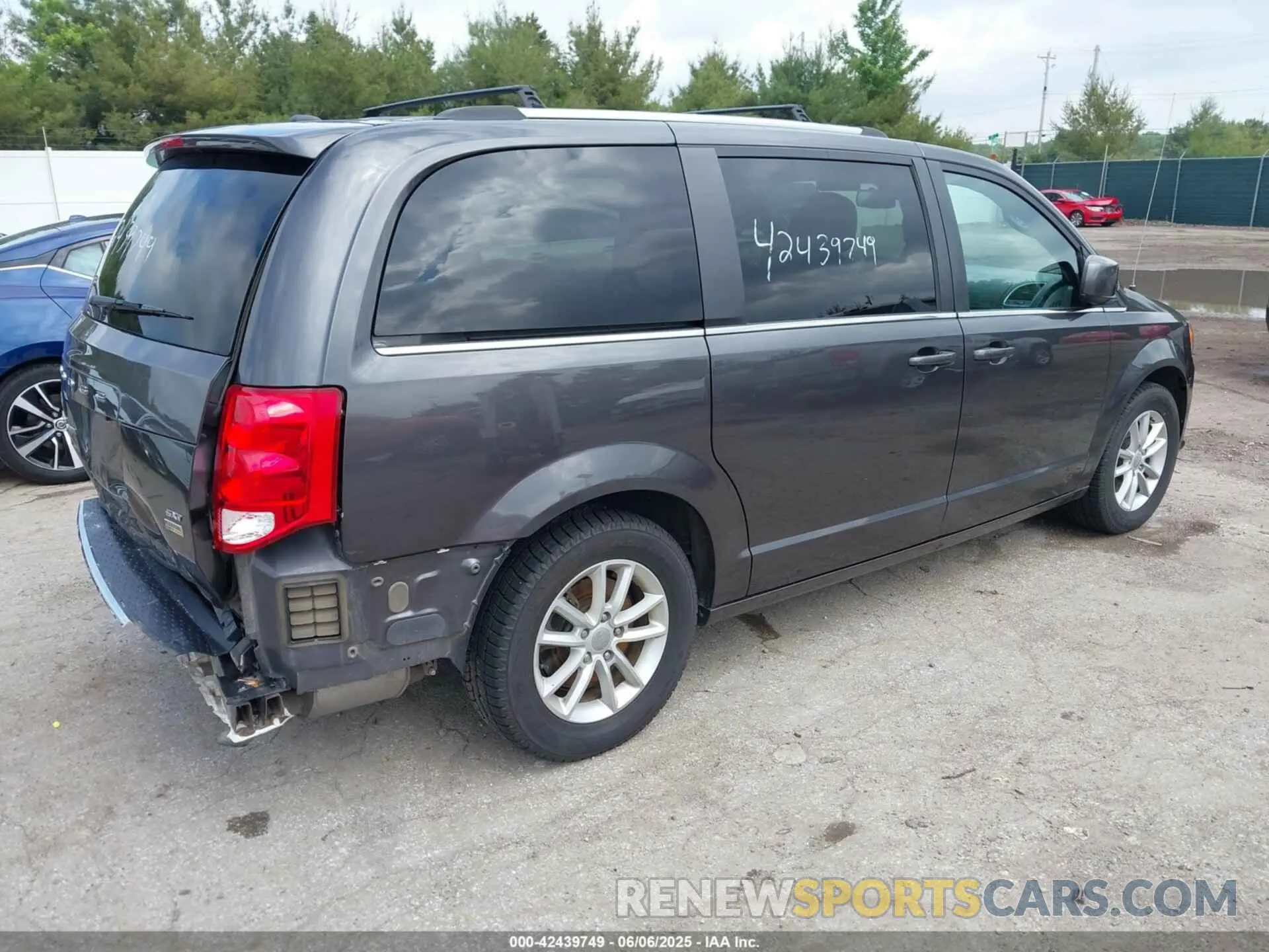 4 Photograph of a damaged car 2C4RDGCGXKR682620 DODGE GRAND CARAVAN 2019