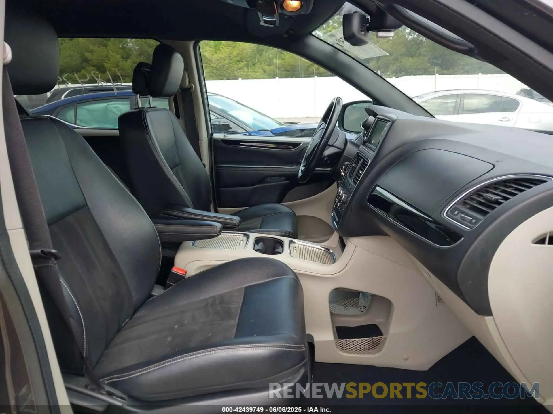 5 Photograph of a damaged car 2C4RDGCGXKR682620 DODGE GRAND CARAVAN 2019