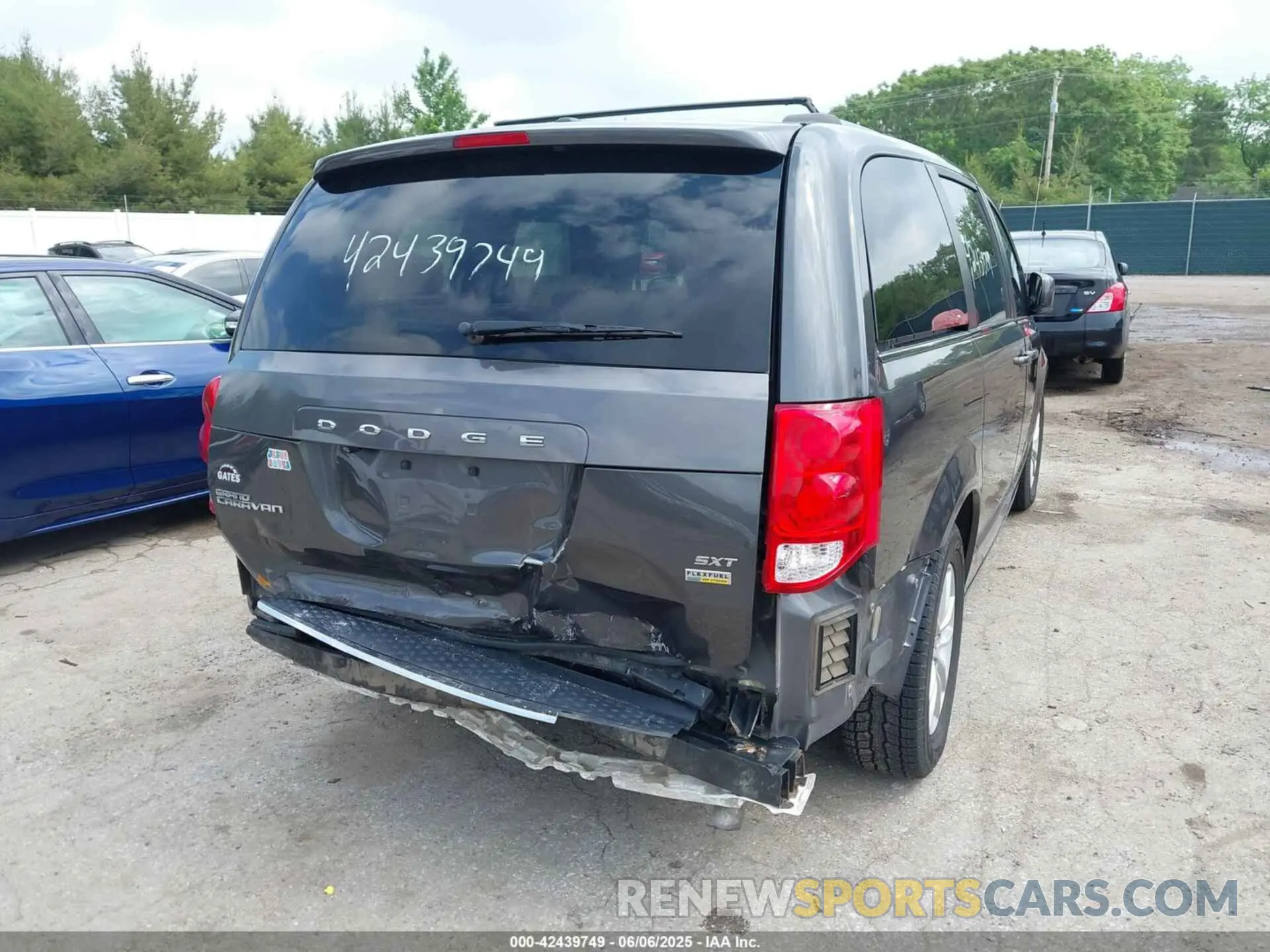 6 Photograph of a damaged car 2C4RDGCGXKR682620 DODGE GRAND CARAVAN 2019